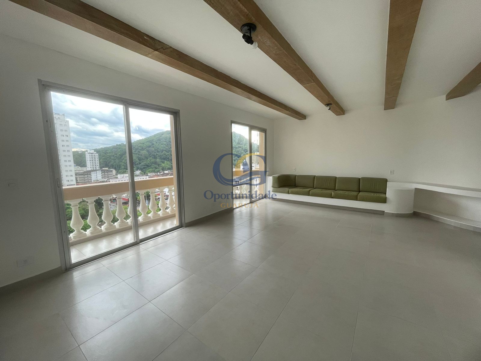 Apartamento na Praia das Pitangueiras, Guarujá - SP