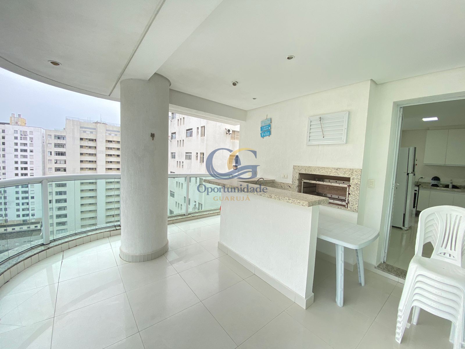 Apartamento na Praia das Pitangueiras, Guarujá - SP