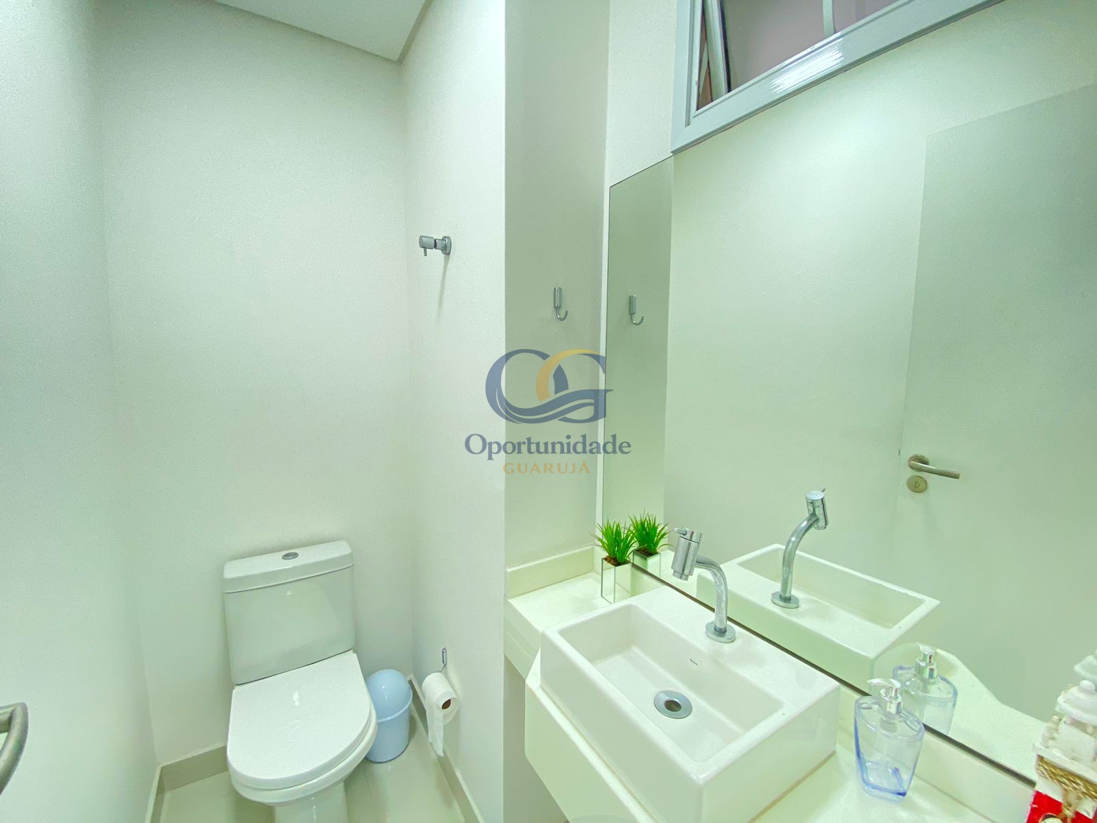 Apartamento na Praia das Pitangueiras, Guarujá - SP