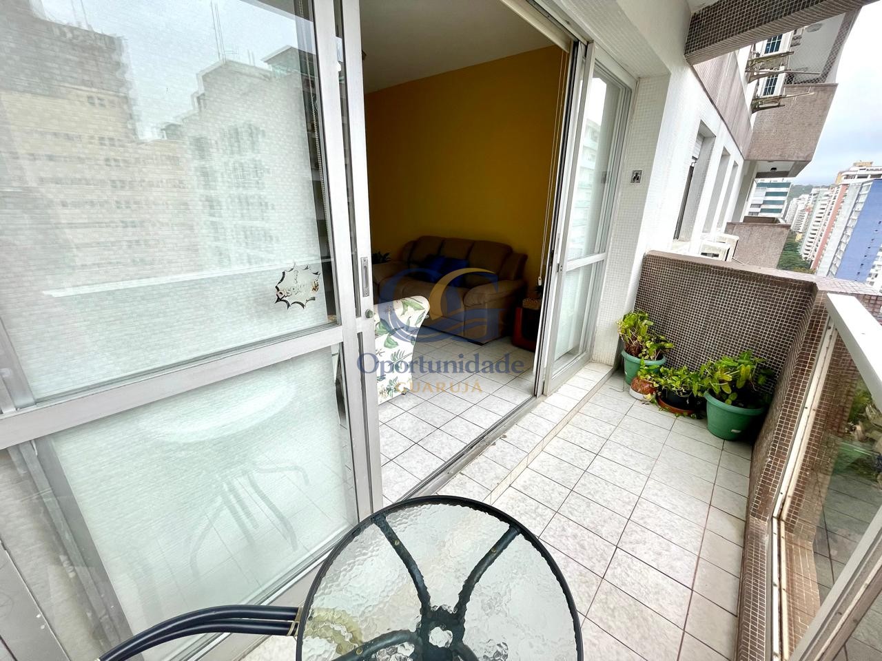 Apartamento na Praia das Pitangueiras, Guarujá - SP