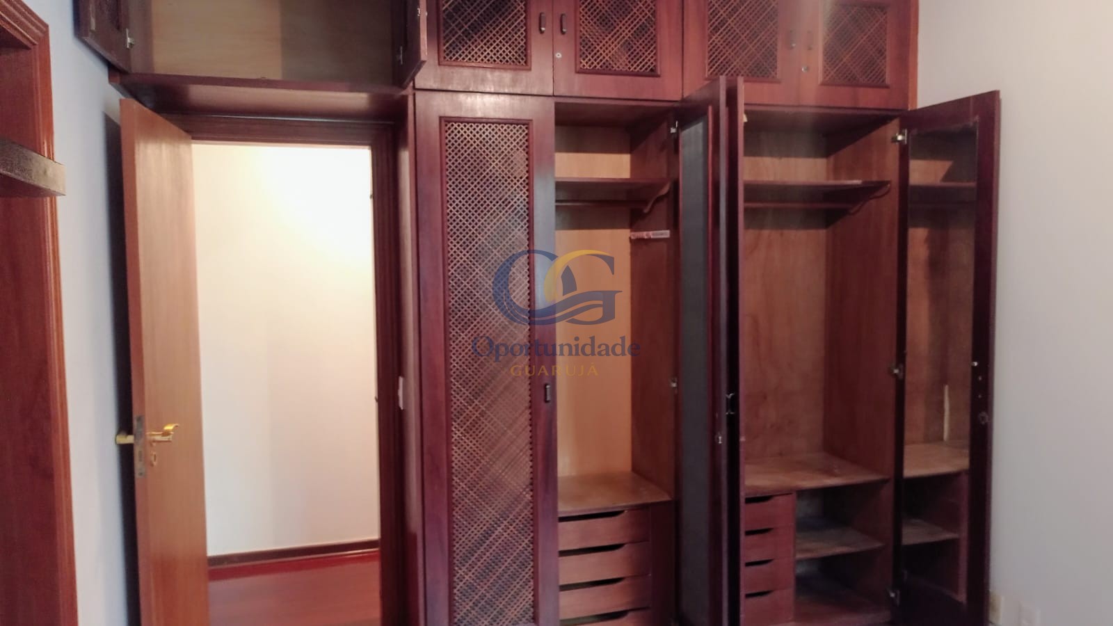 Apartamento na Praia das Pitangueiras, Guarujá - SP