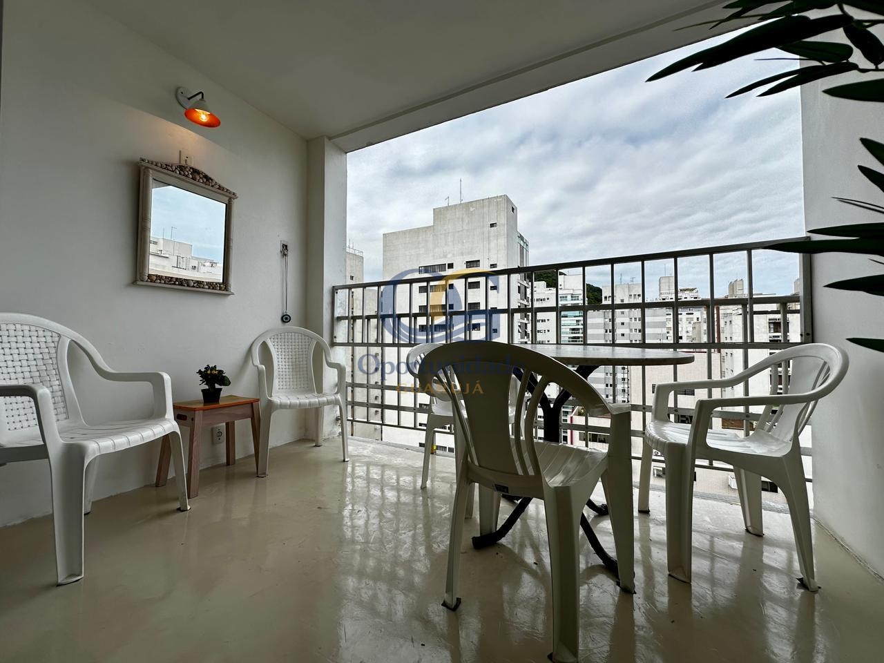 Apartamento na Praia das Pitangueiras, Guarujá - SP