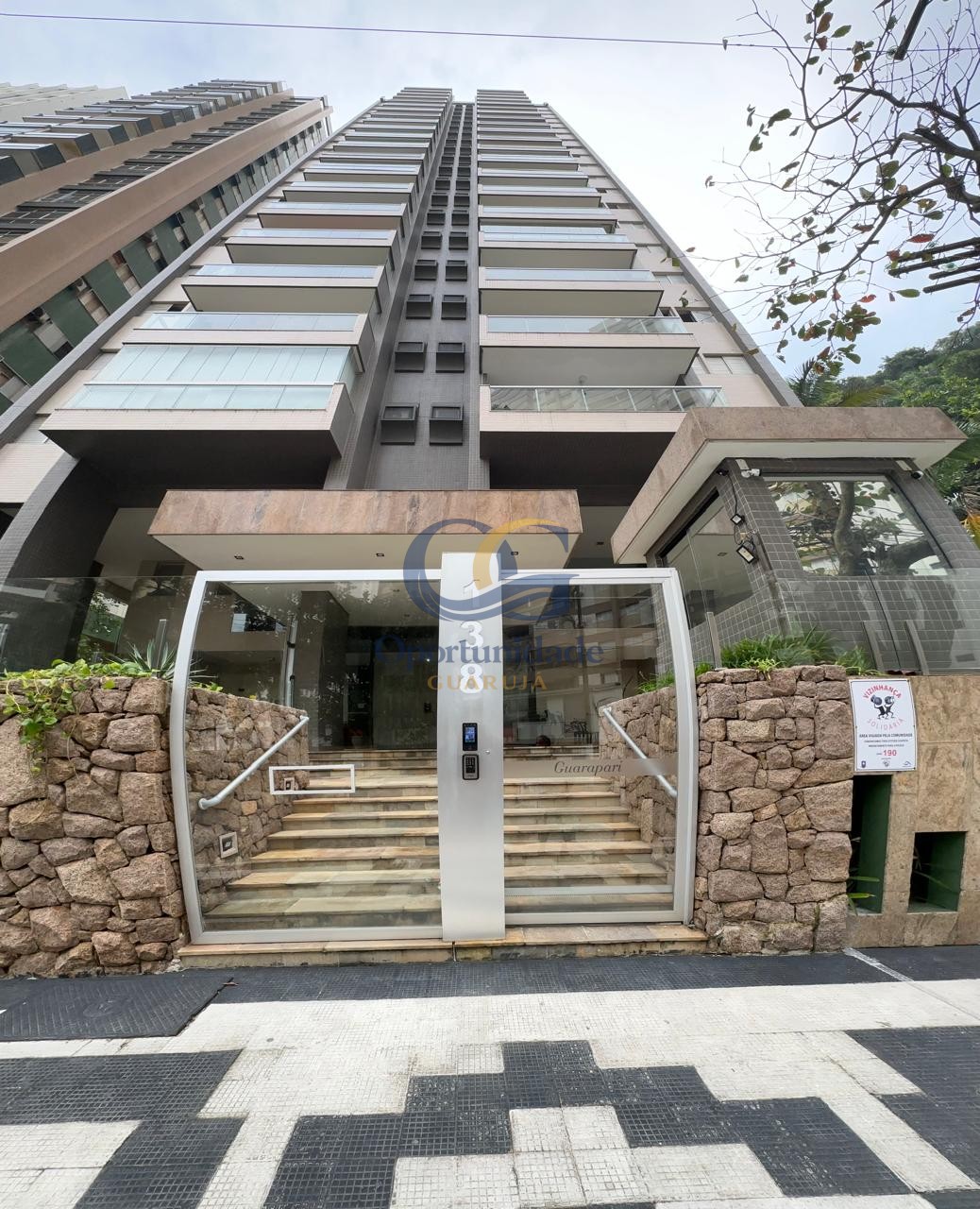 Apartamento na Praia das Pitangueiras, Guarujá - SP