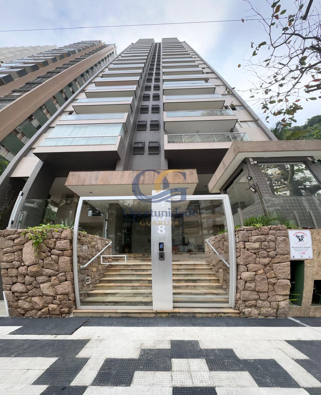 Apartamento na Praia das Pitangueiras, Guarujá - SP