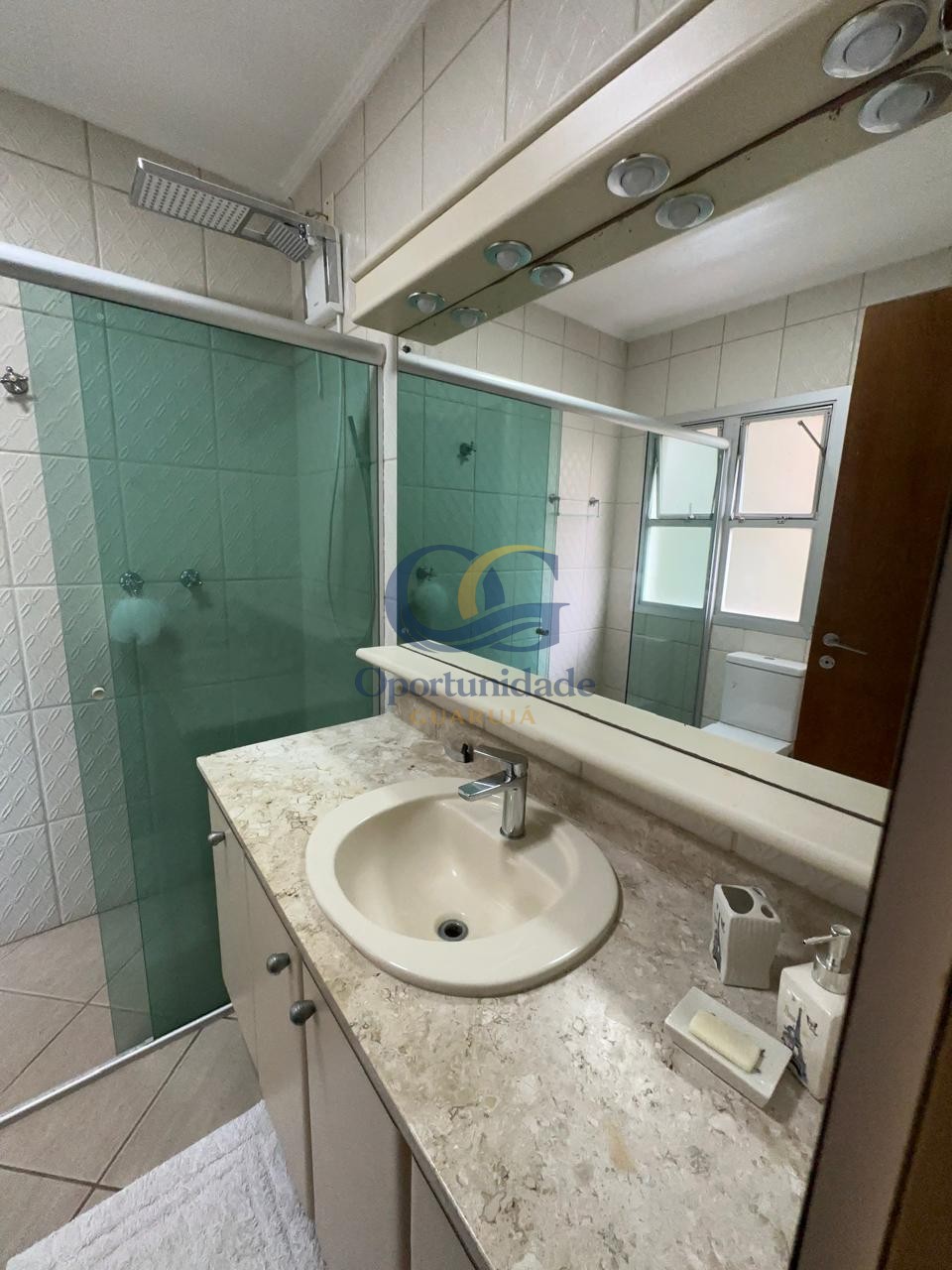 Apartamento na Praia das Pitangueiras, Guarujá - SP