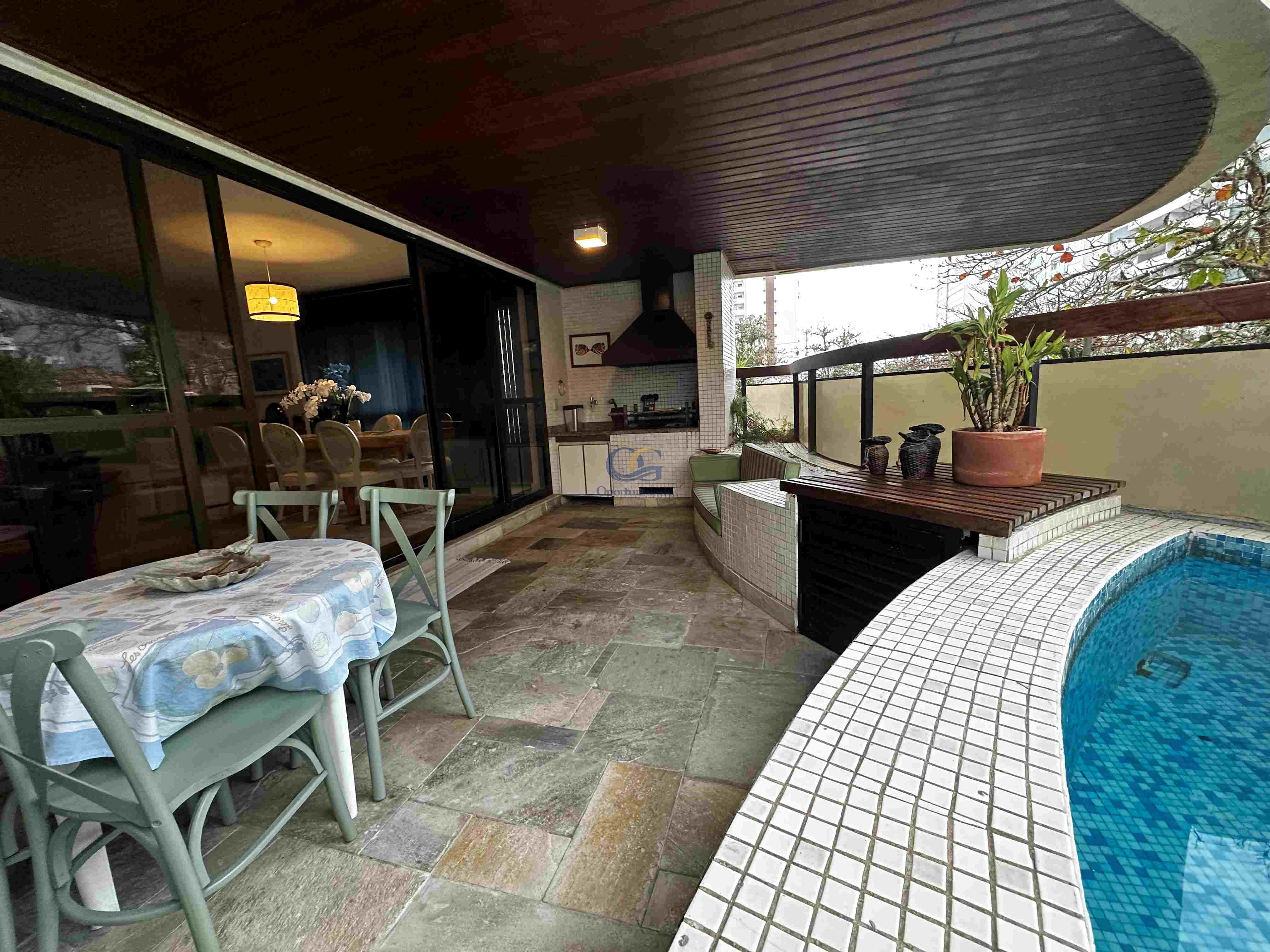 Apartamento na Praia das Pitangueiras, Guarujá - SP