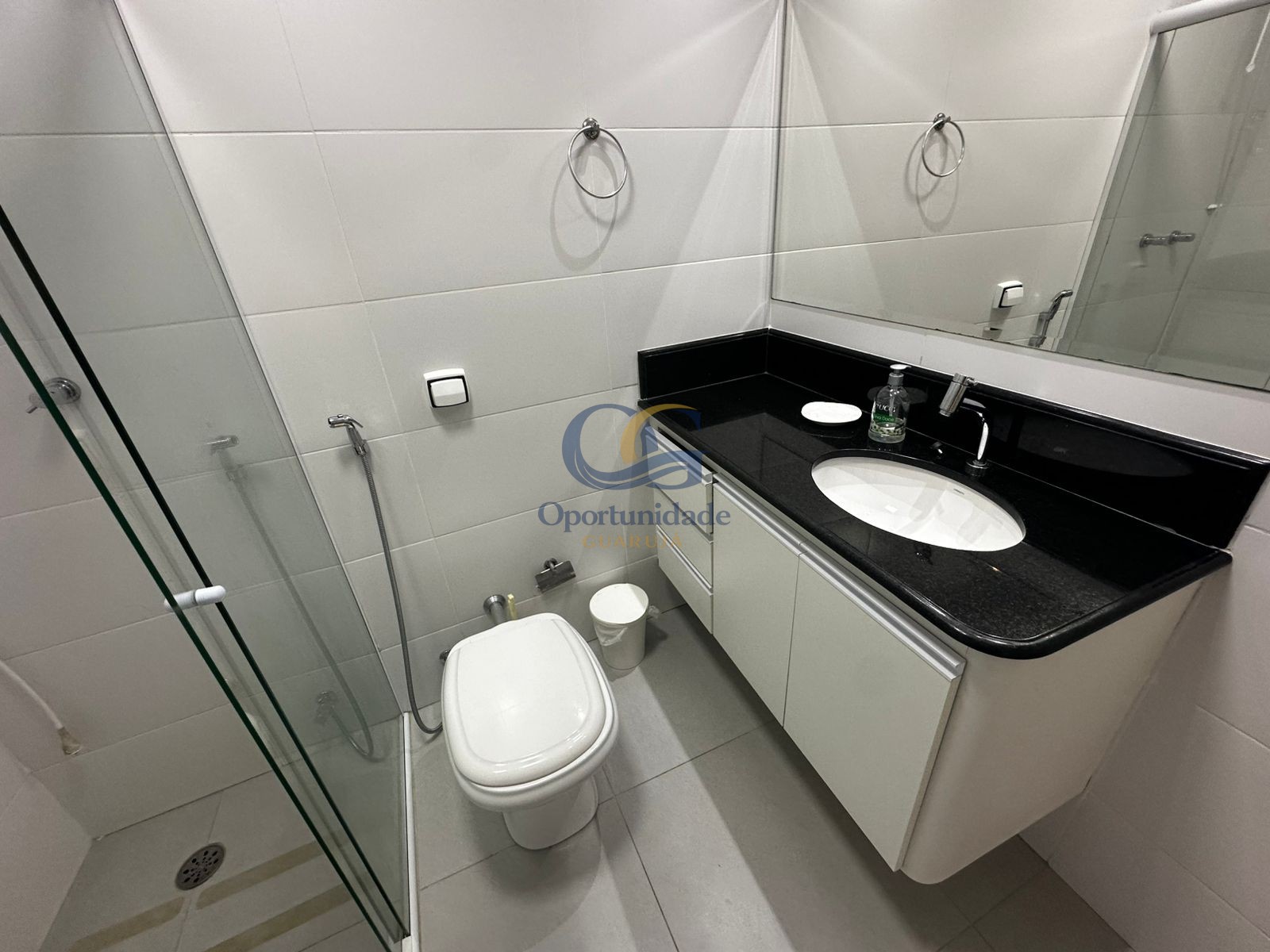 Apartamento na Praia das Pitangueiras, Guarujá - SP