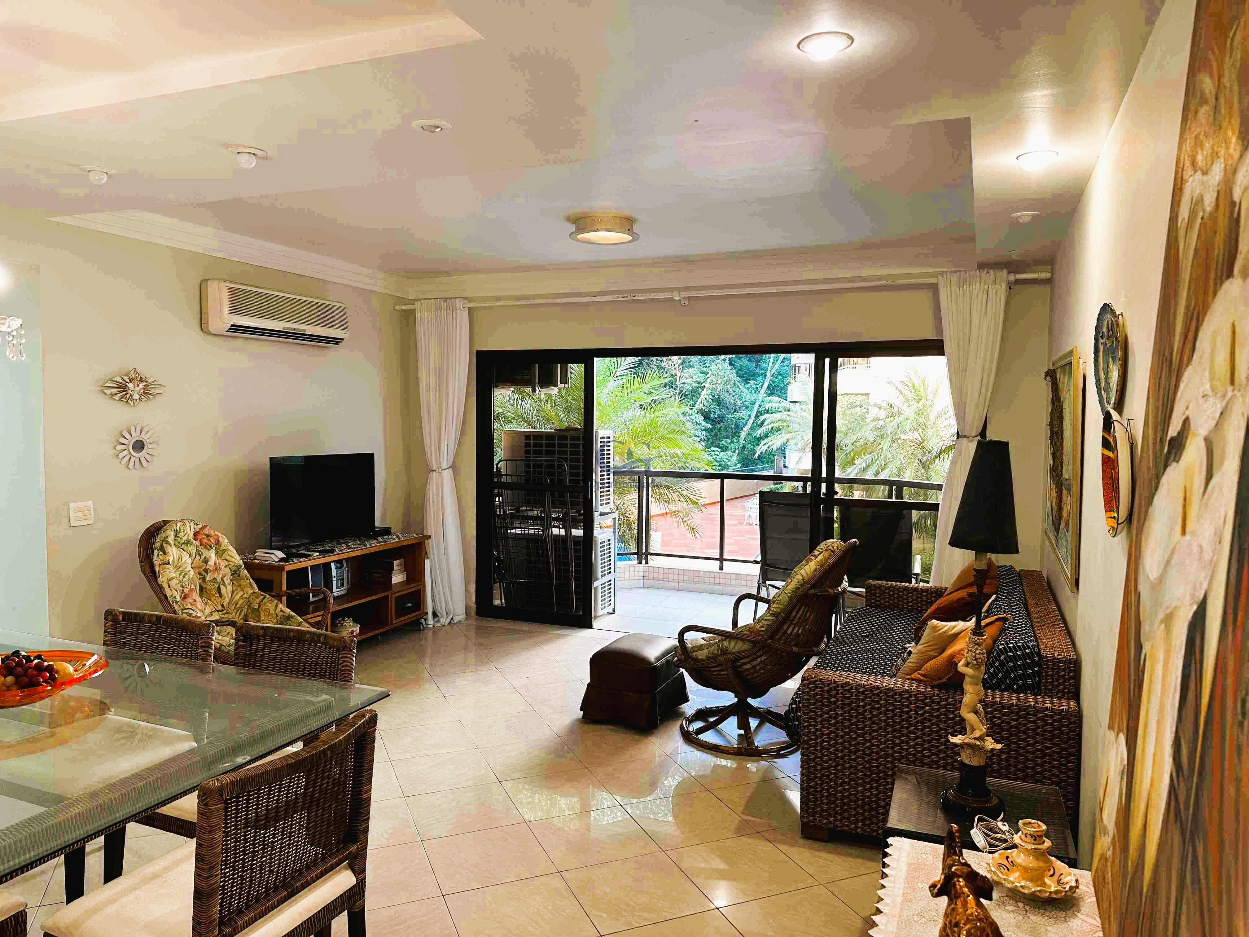 Apartamento na Praia das Pitangueiras, Guarujá - SP