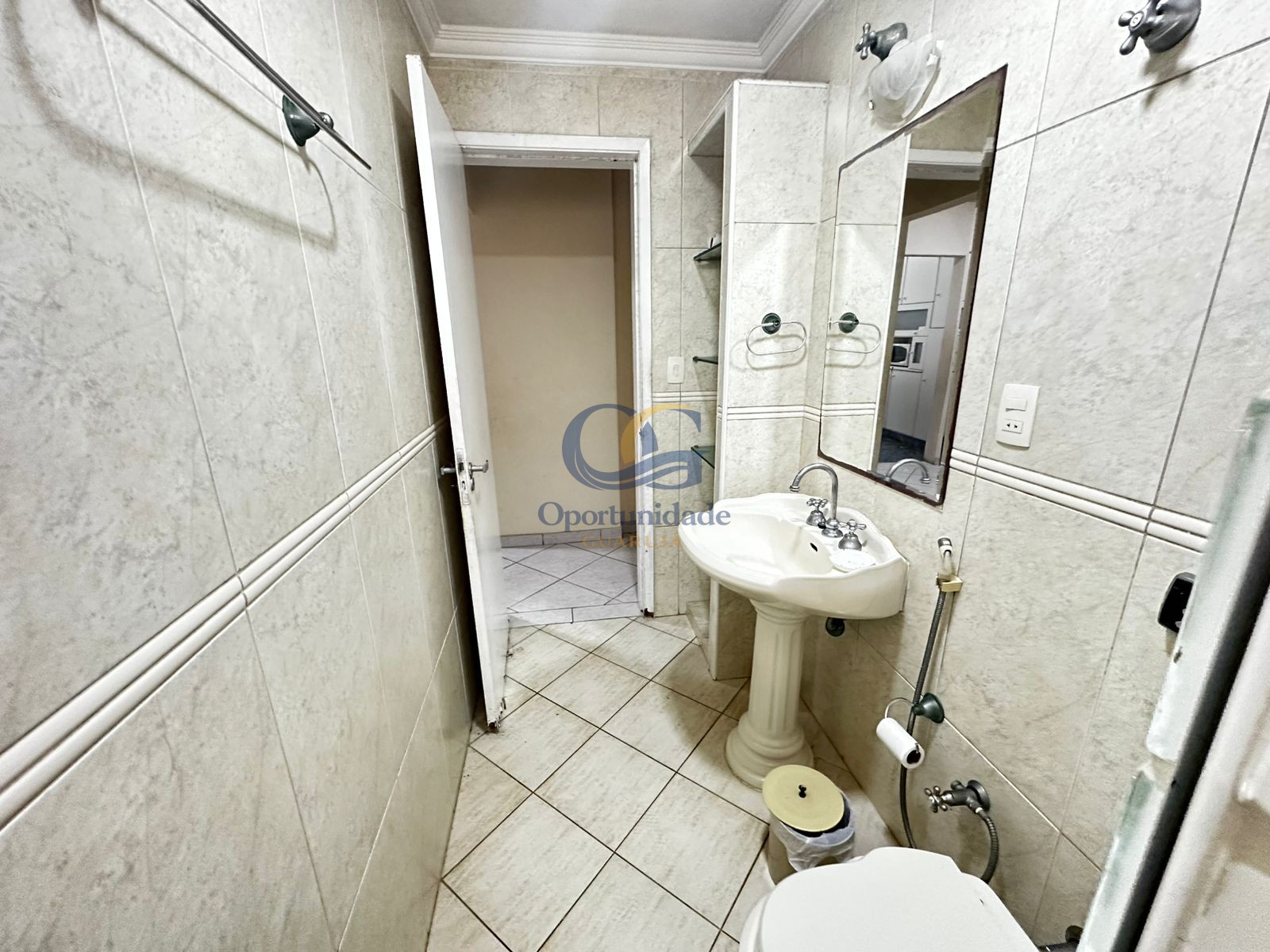 Apartamento na Praia das Pitangueiras, Guarujá - SP
