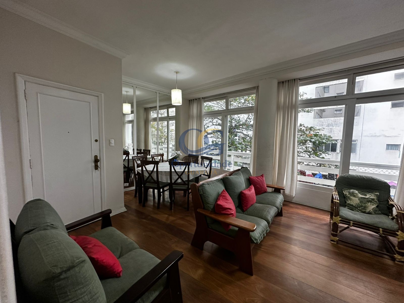 Apartamento na Praia das Pitangueiras, Guarujá - SP