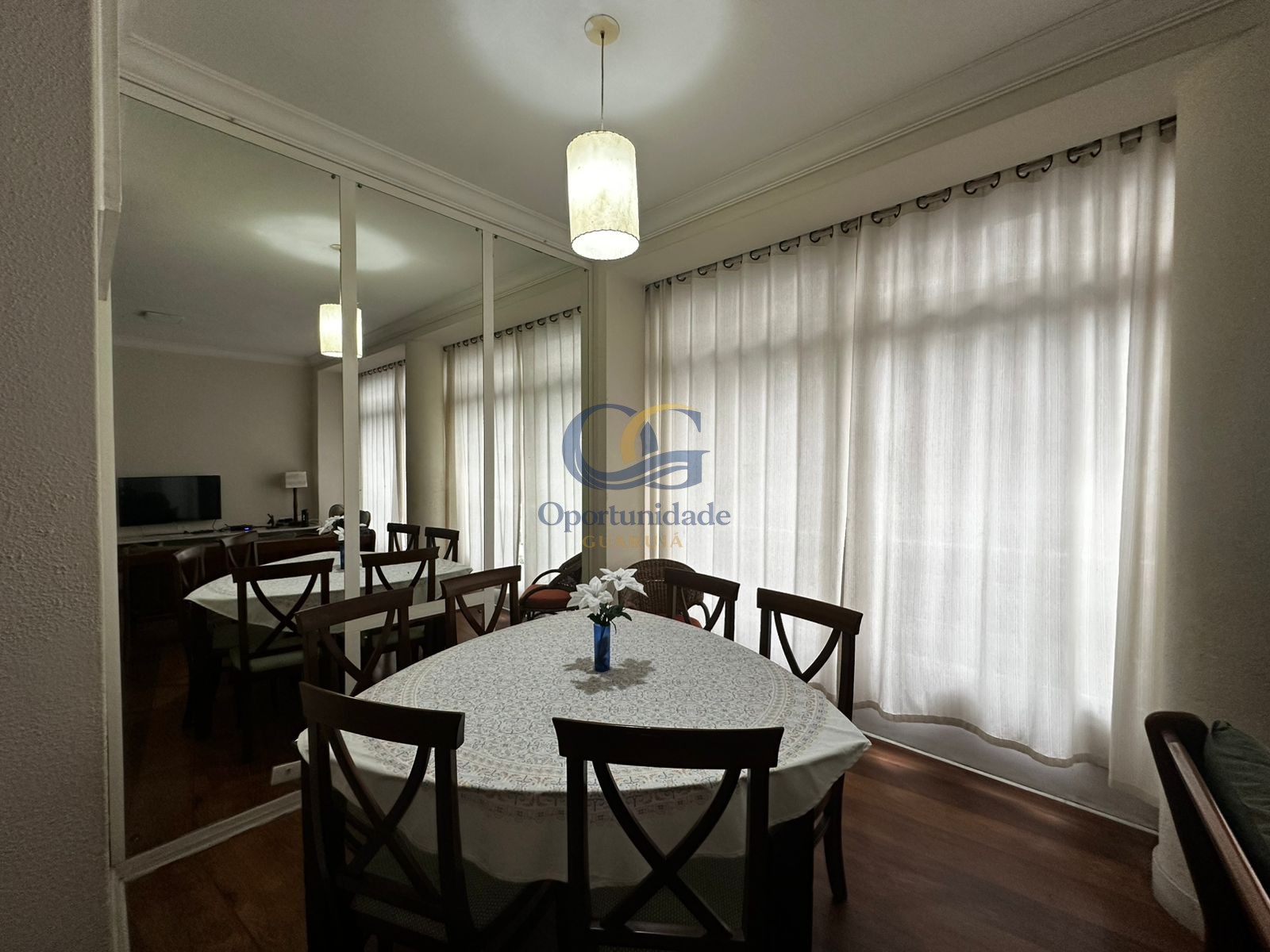 Apartamento na Praia das Pitangueiras, Guarujá - SP