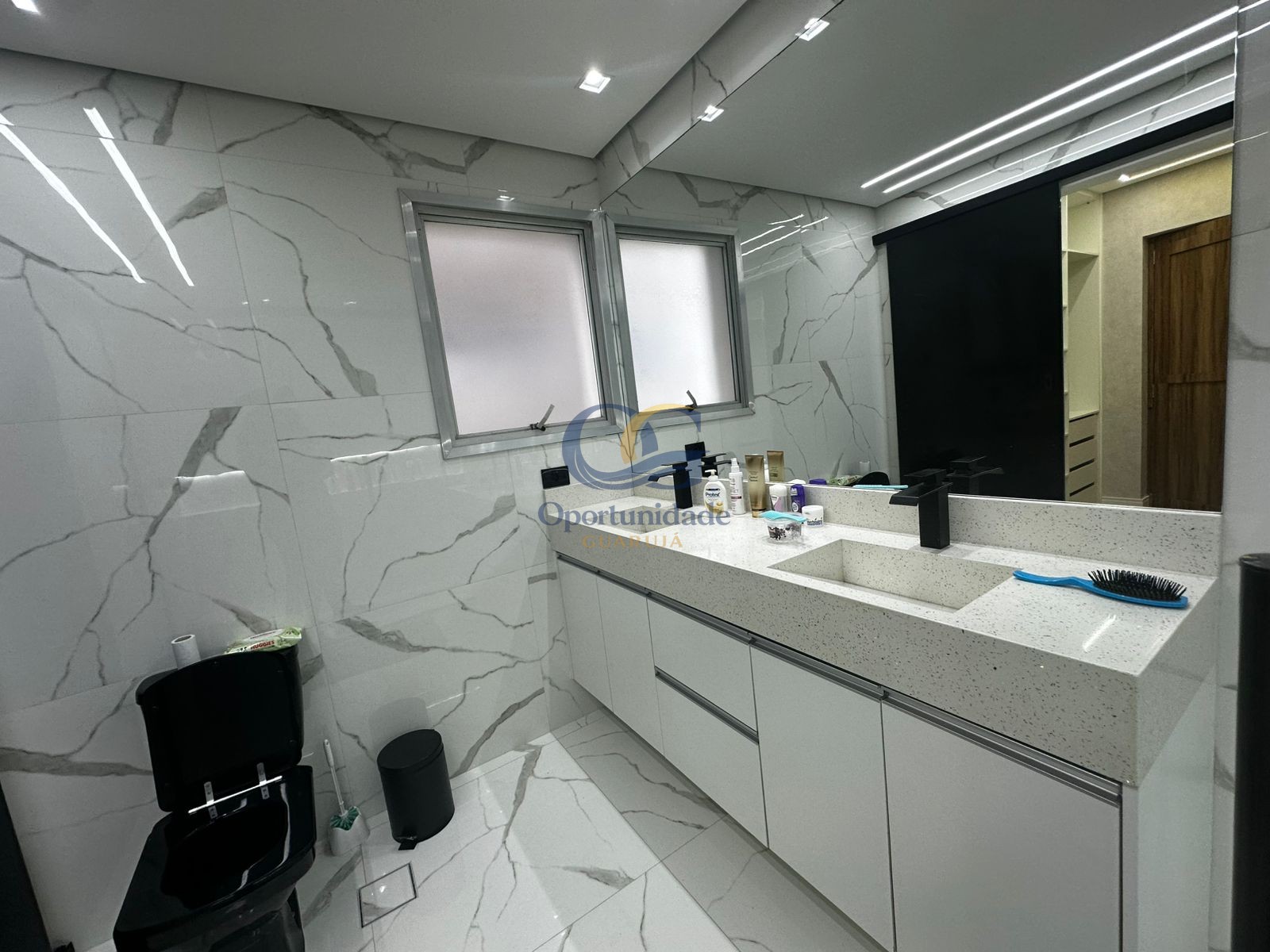 Apartamento na Praia das Pitangueiras, Guarujá - SP