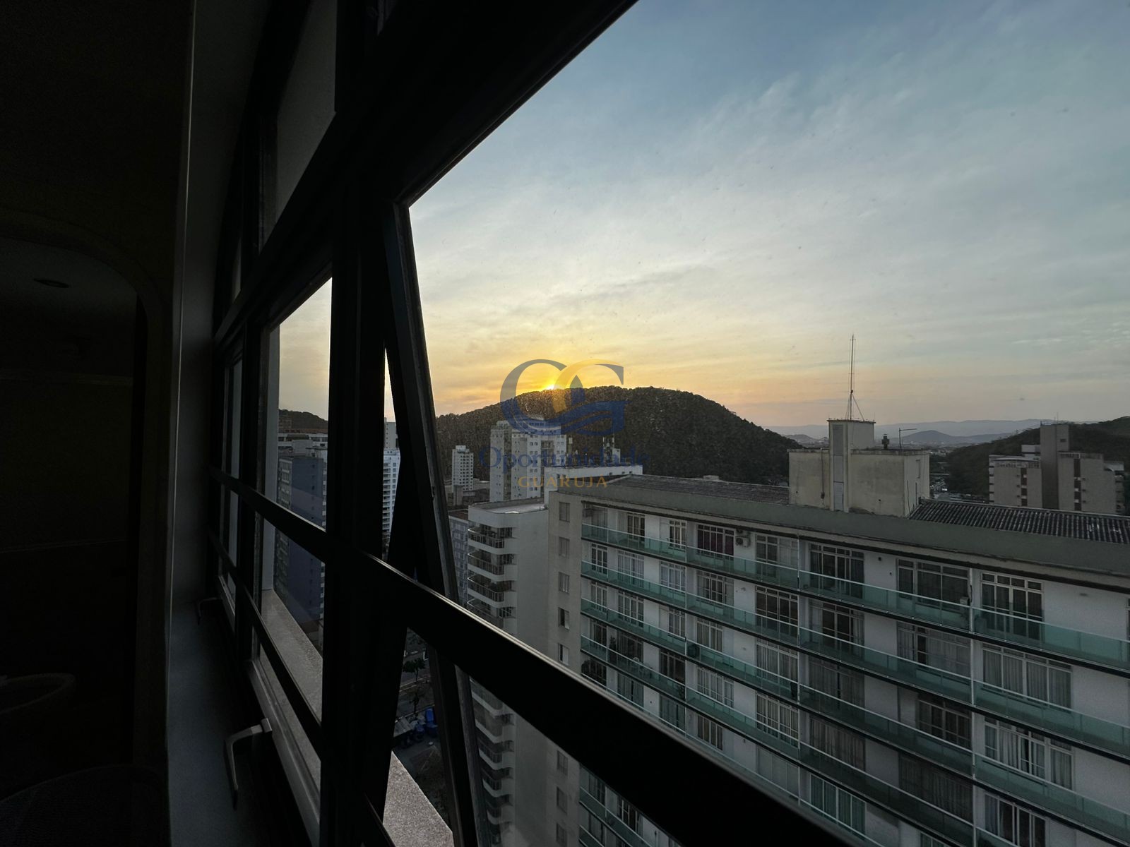 Apartamento na Praia das Pitangueiras, Guarujá - SP