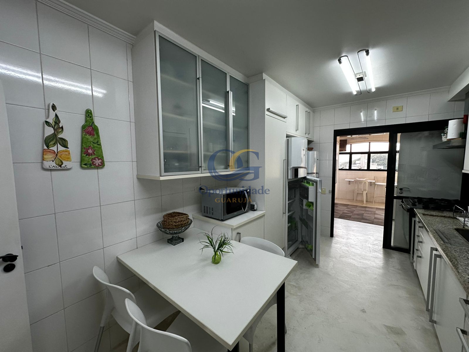 Apartamento na Praia das Pitangueiras, Guarujá - SP