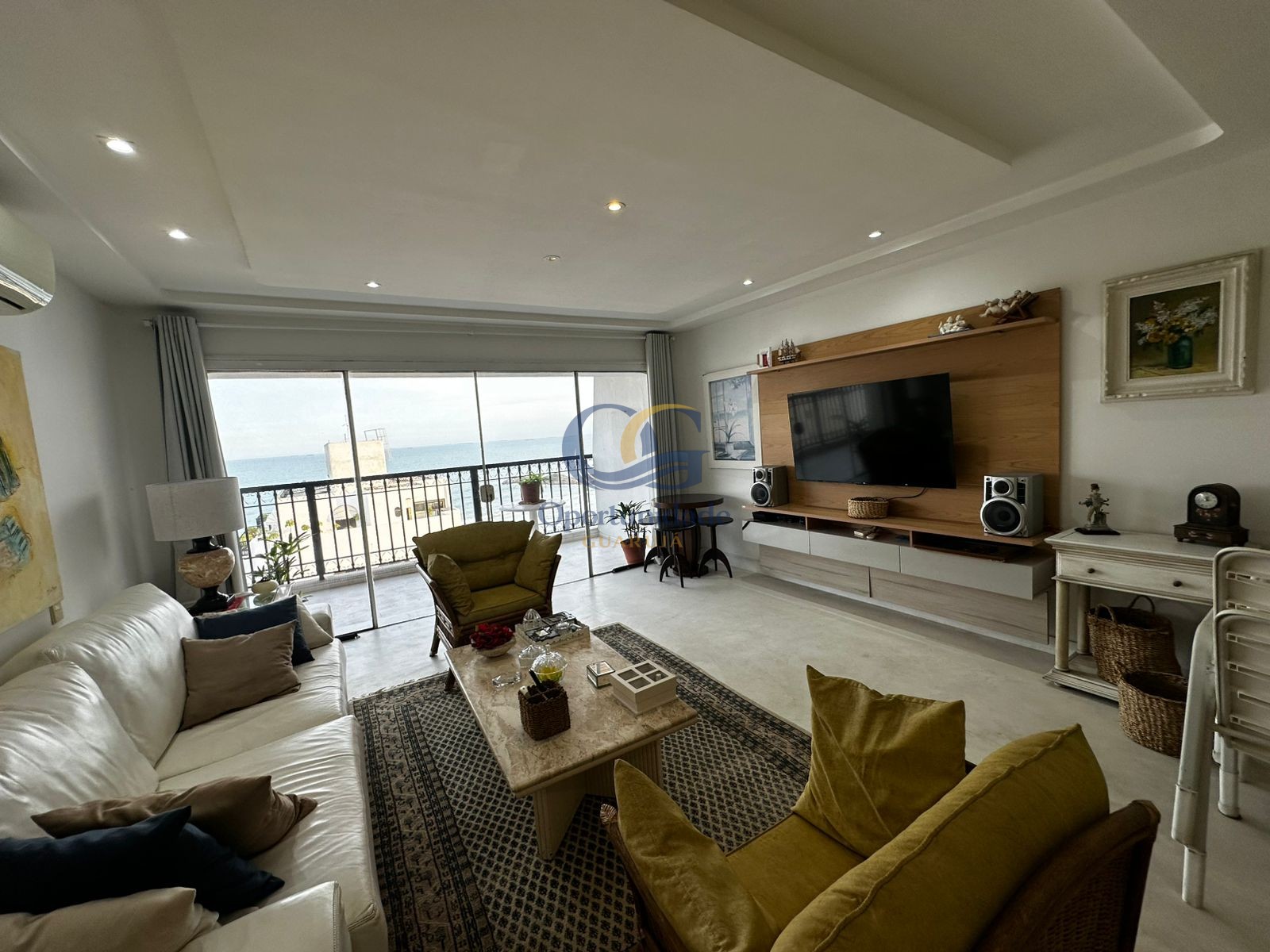 Apartamento na Praia das Pitangueiras, Guarujá - SP