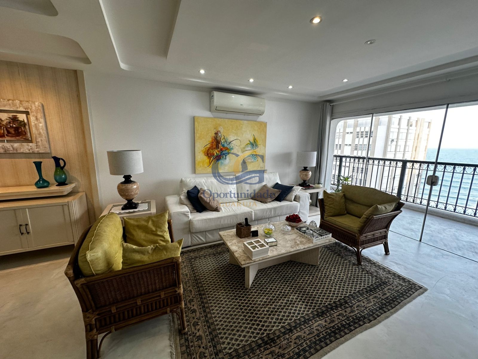 Apartamento na Praia das Pitangueiras, Guarujá - SP