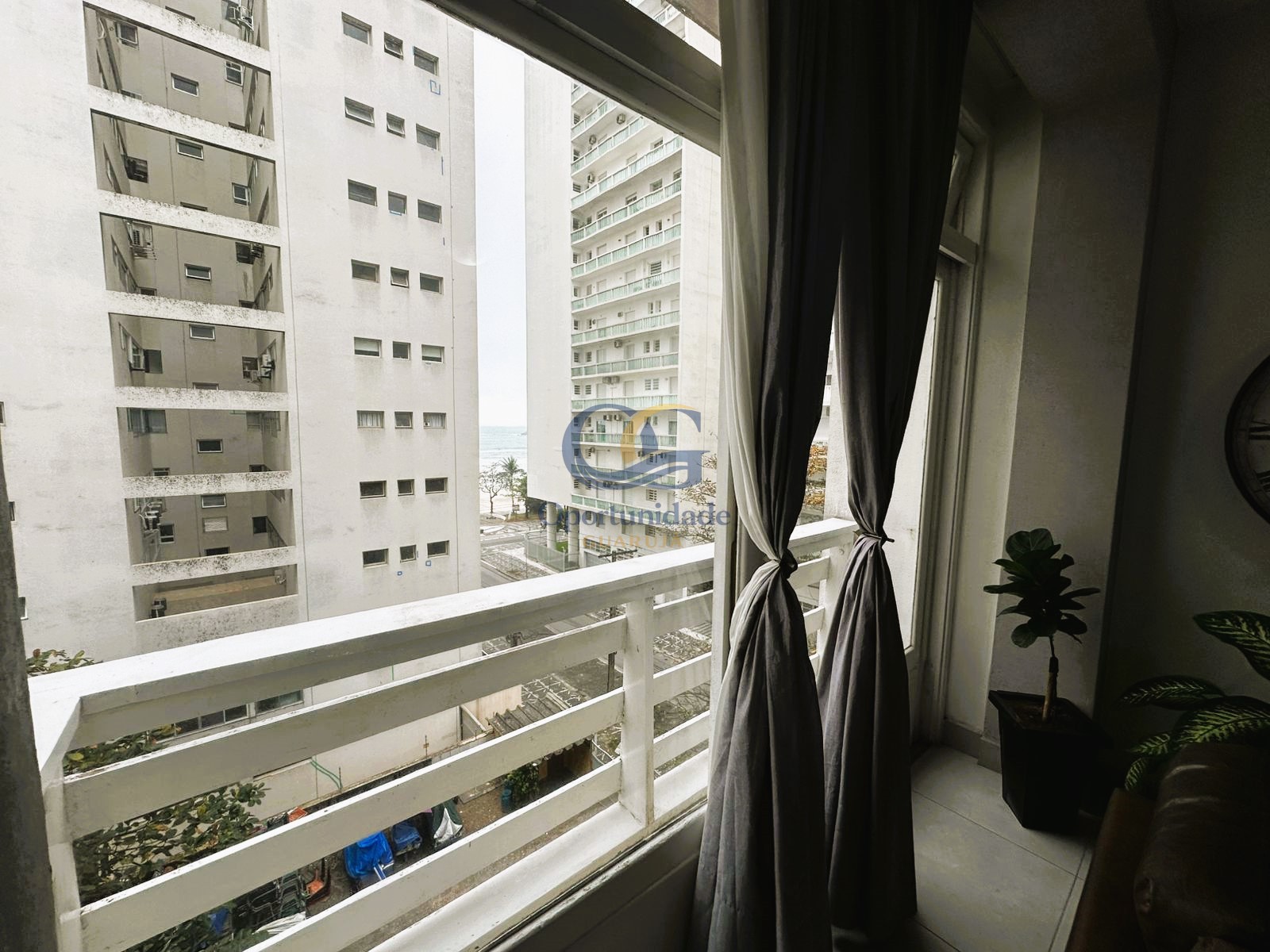 Apartamento na Praia das Pitangueiras, Guarujá - SP