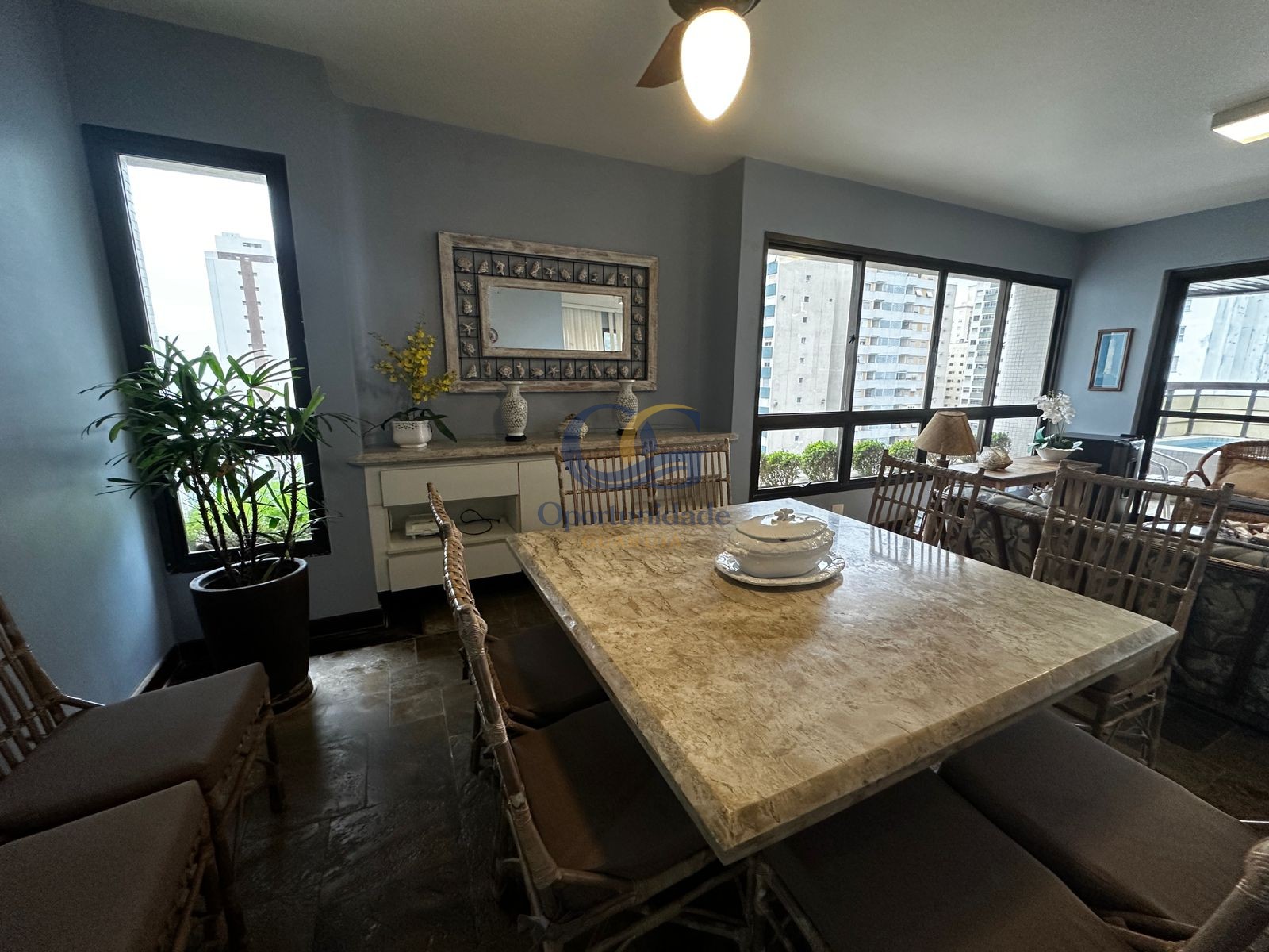 Apartamento na Praia das Pitangueiras, Guarujá - SP