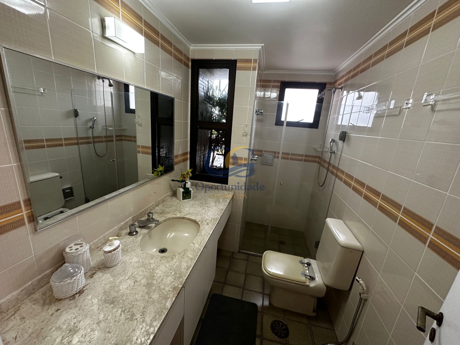Apartamento na Praia das Pitangueiras, Guarujá - SP