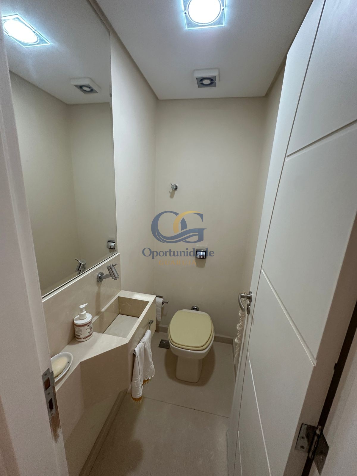 Apartamento na Praia das Pitangueiras, Guarujá - SP