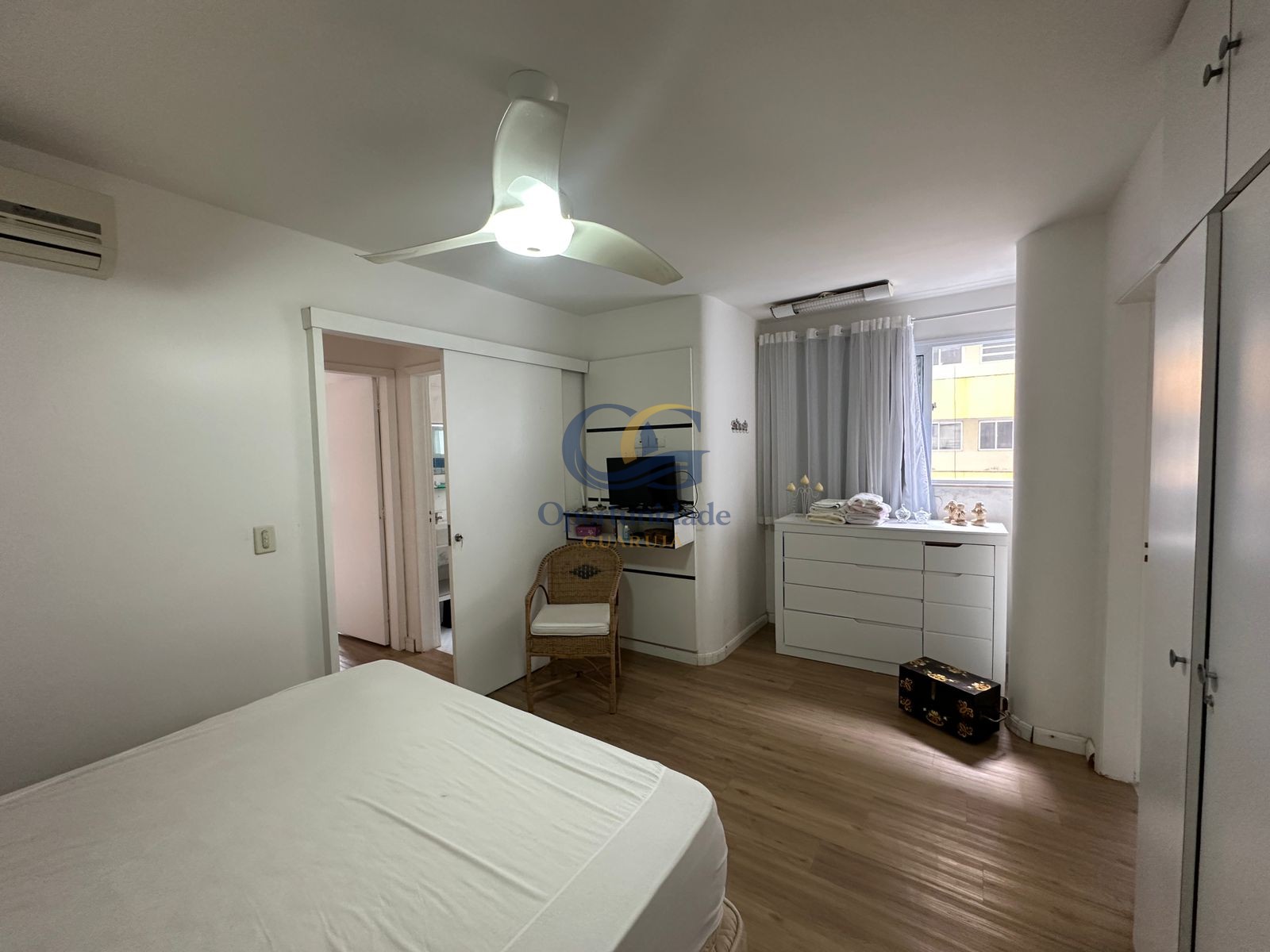 Apartamento na Praia das Pitangueiras, Guarujá - SP