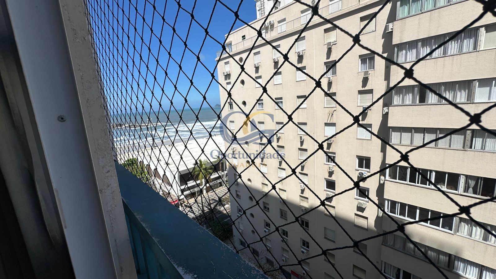 Apartamento na Praia das Pitangueiras, Guarujá - SP