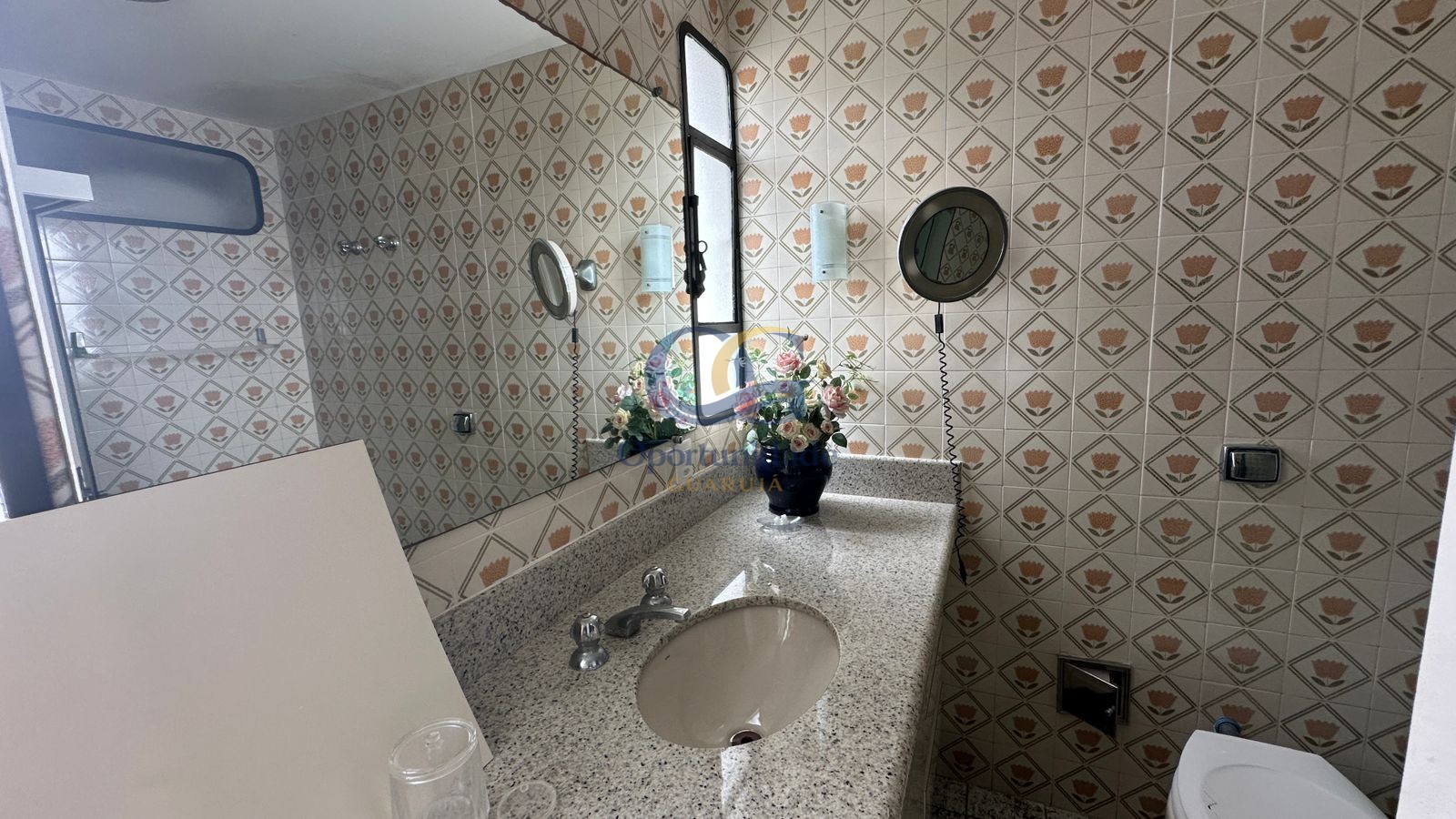 Apartamento na Praia das Pitangueiras, Guarujá - SP