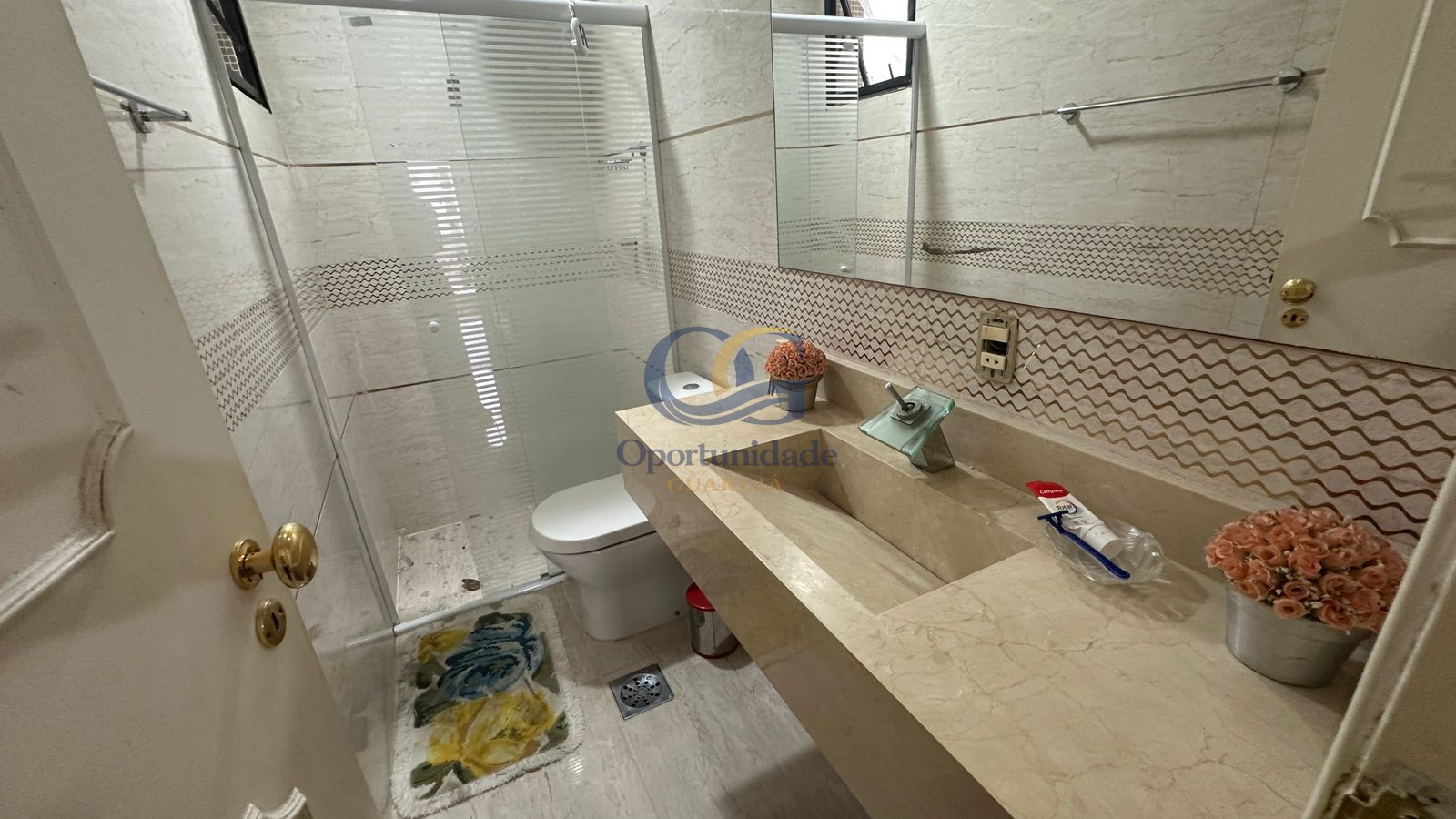 Apartamento na Praia das Pitangueiras, Guarujá - SP