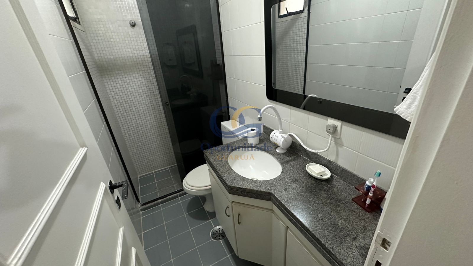 Apartamento na Praia das Pitangueiras, Guarujá - SP