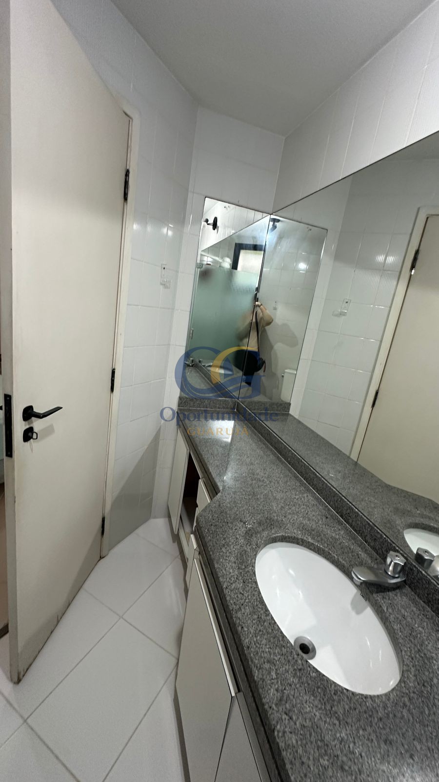 Apartamento na Praia das Pitangueiras, Guarujá - SP