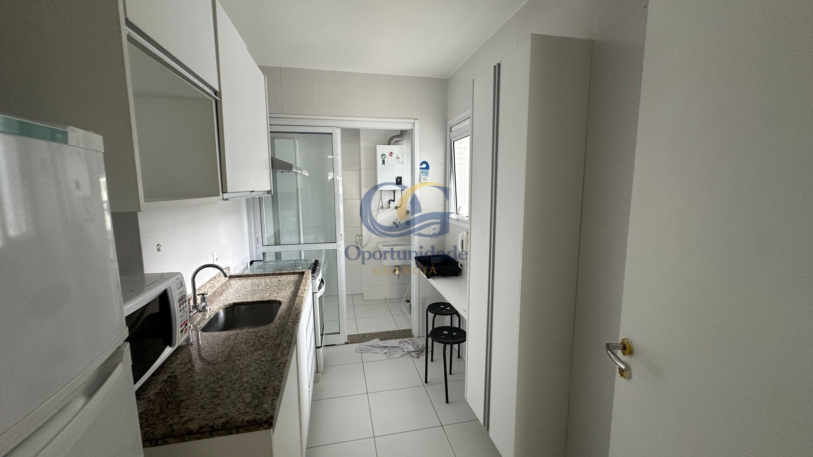 Apartamento na Praia das Pitangueiras, Guarujá - SP