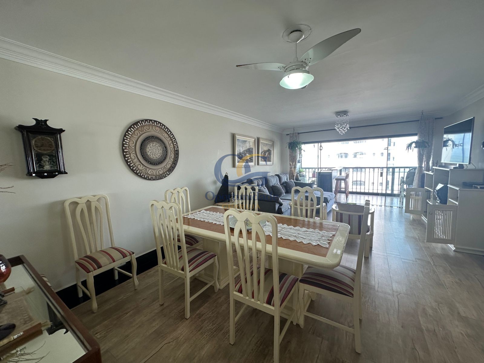 Apartamento na Praia das Pitangueiras, Guarujá - SP