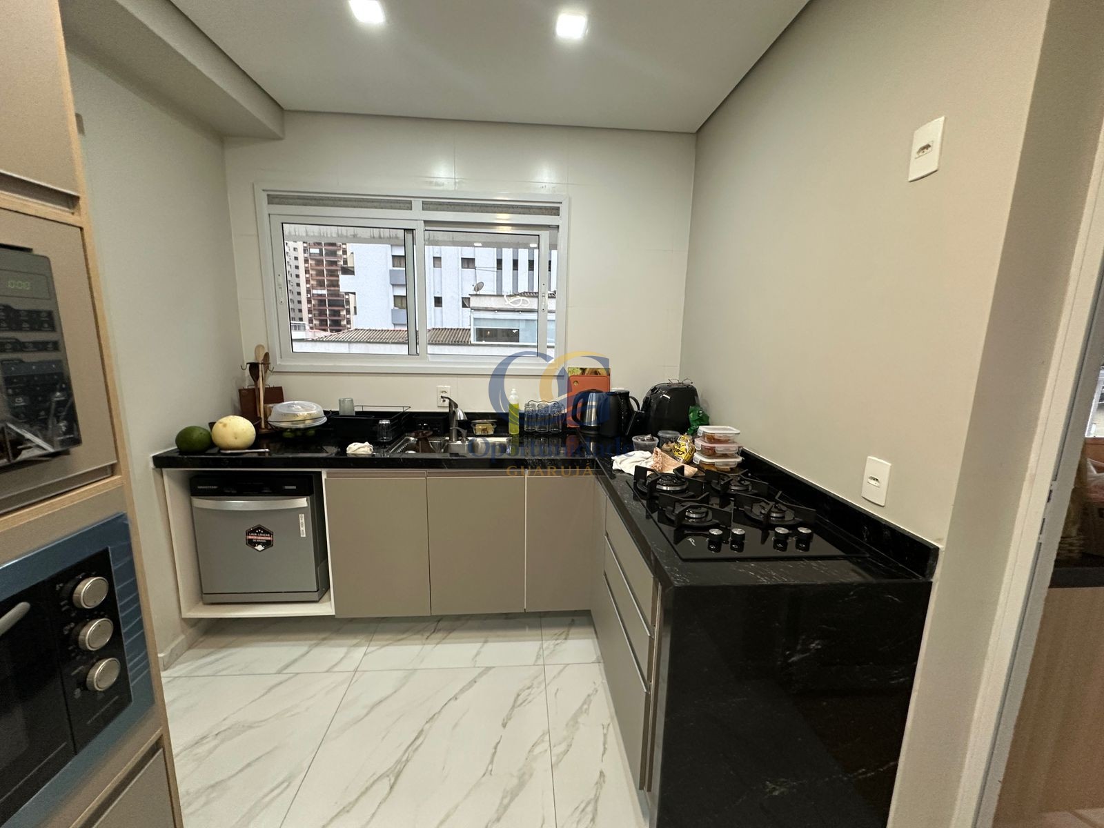 Apartamento na Praia das Pitangueiras, Guarujá - SP