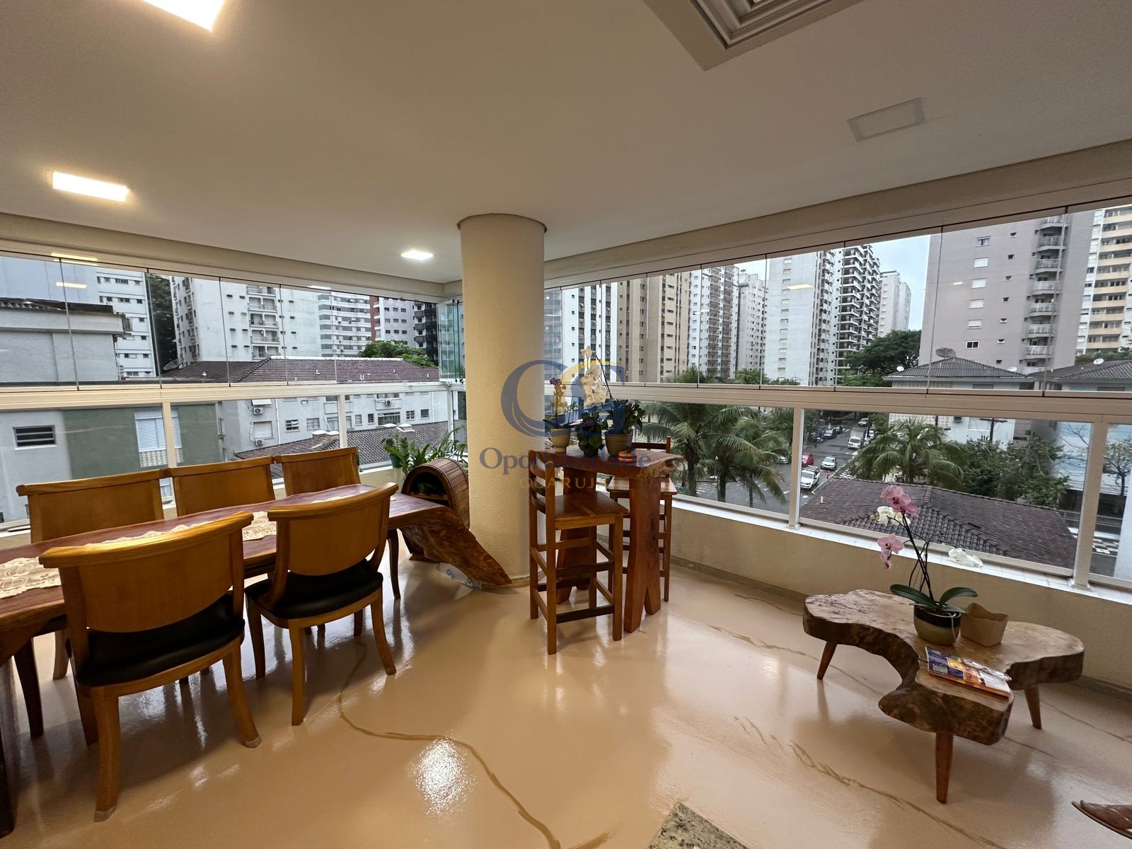 Apartamento na Praia das Pitangueiras, Guarujá - SP