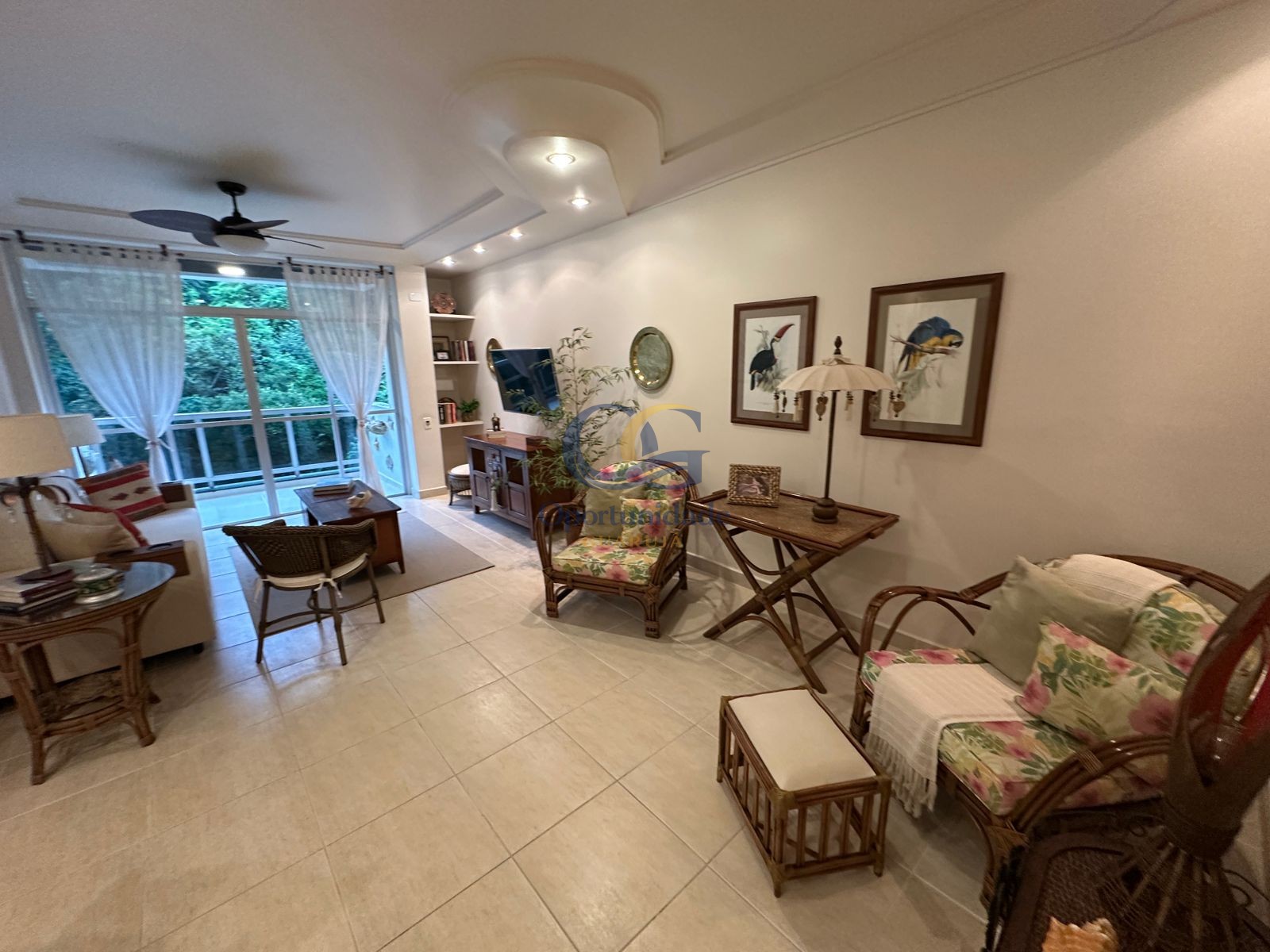 Apartamento na Praia das Pitangueiras, Guarujá - SP