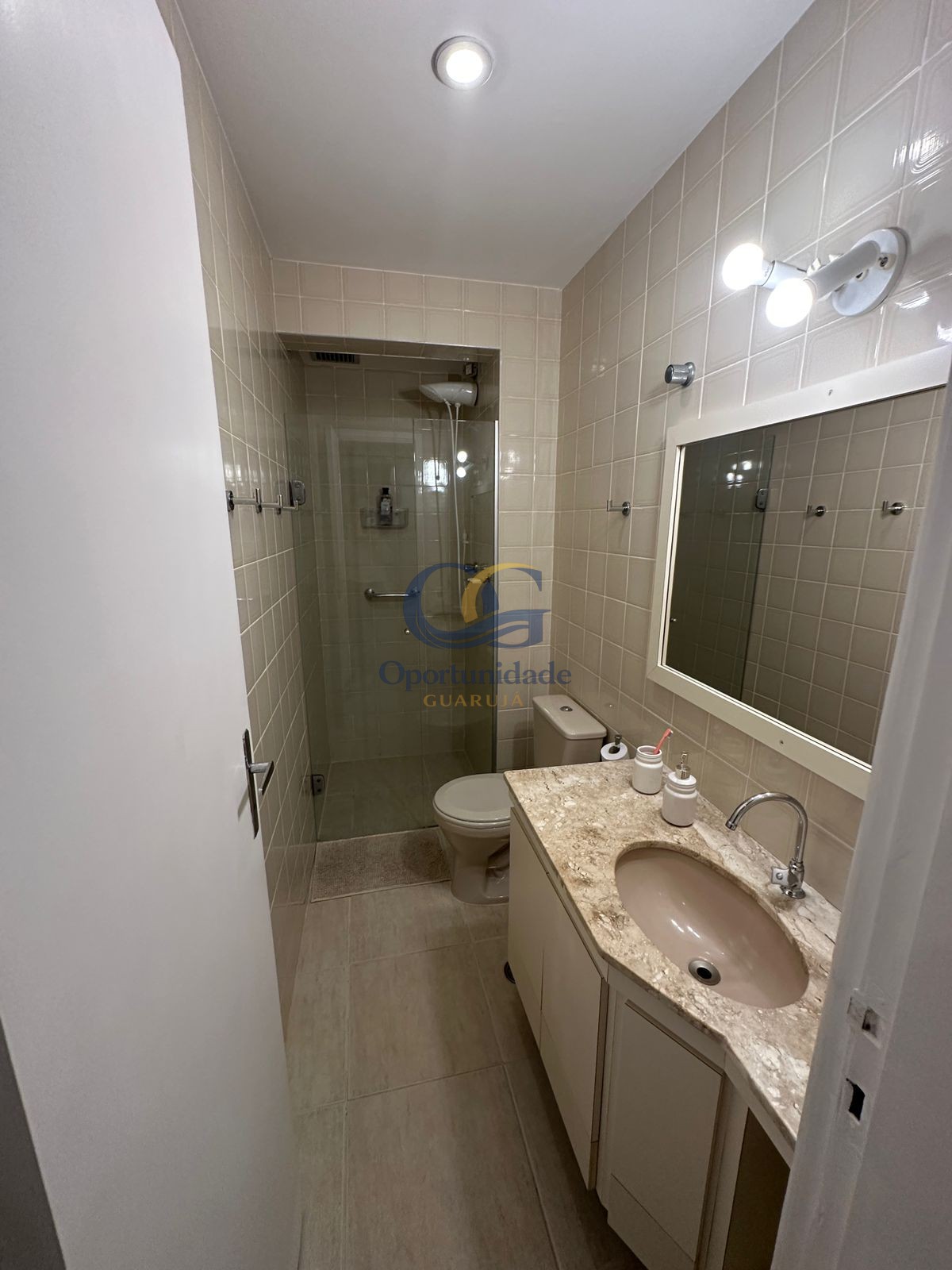 Apartamento na Praia das Pitangueiras, Guarujá - SP