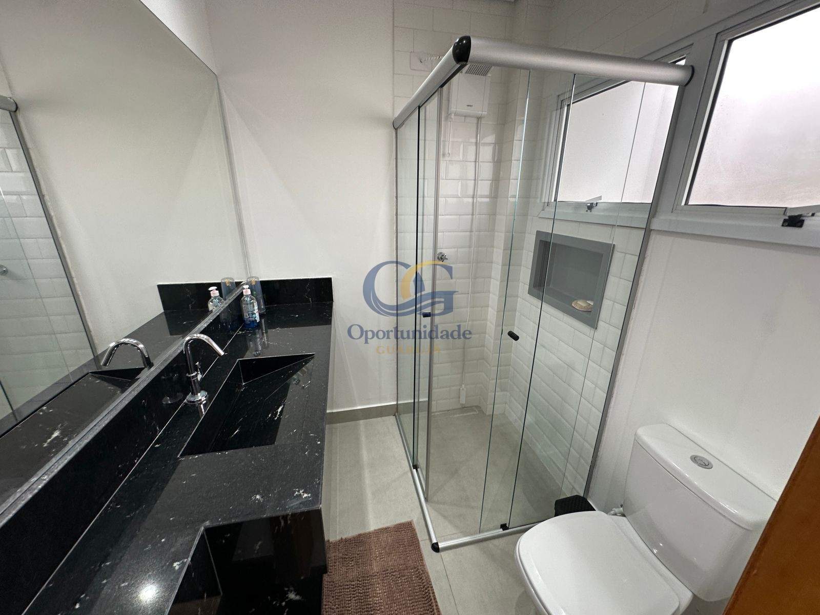Apartamento na Praia das Pitangueiras, Guarujá - SP