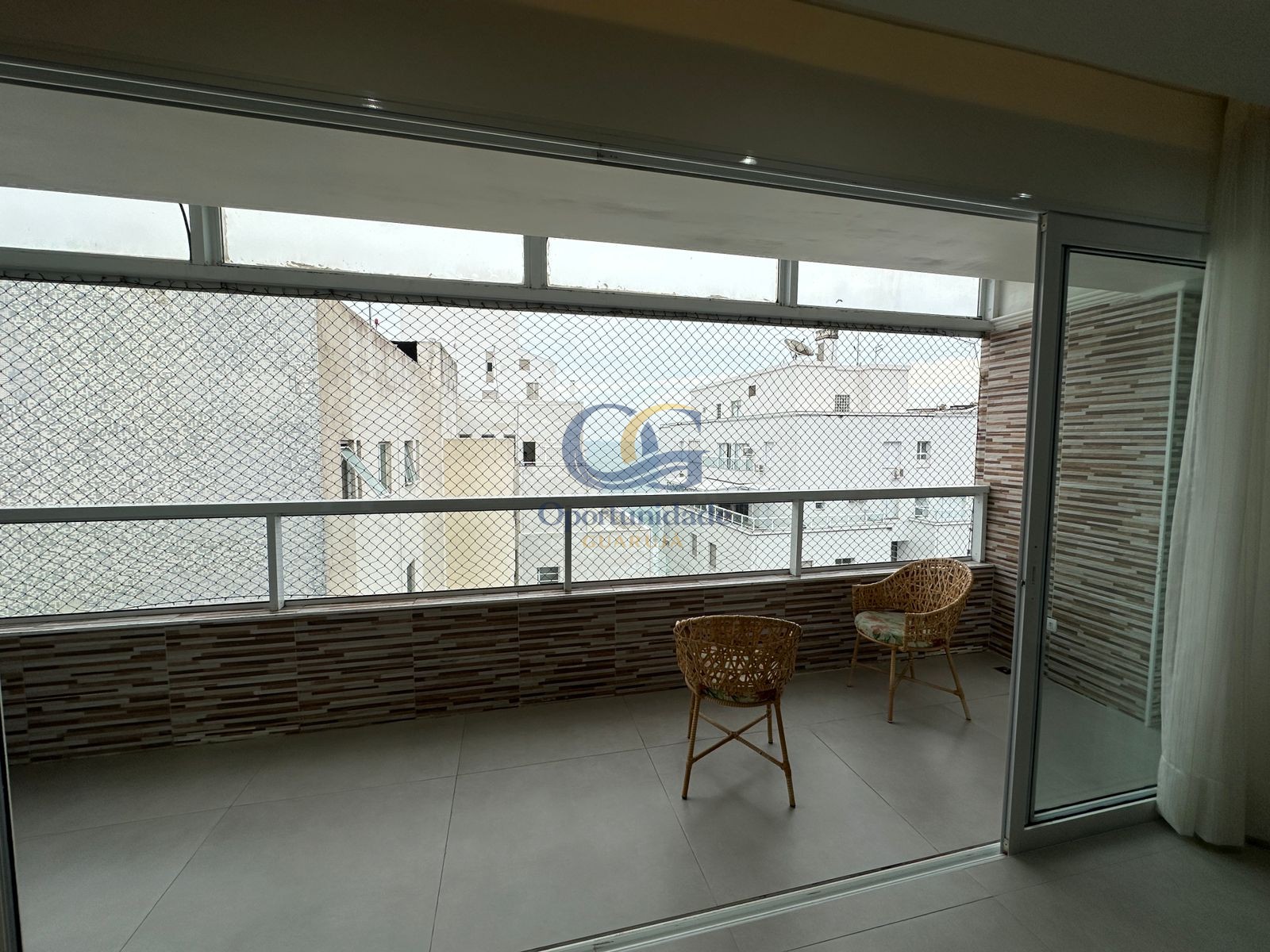 Apartamento na Praia das Pitangueiras, Guarujá - SP