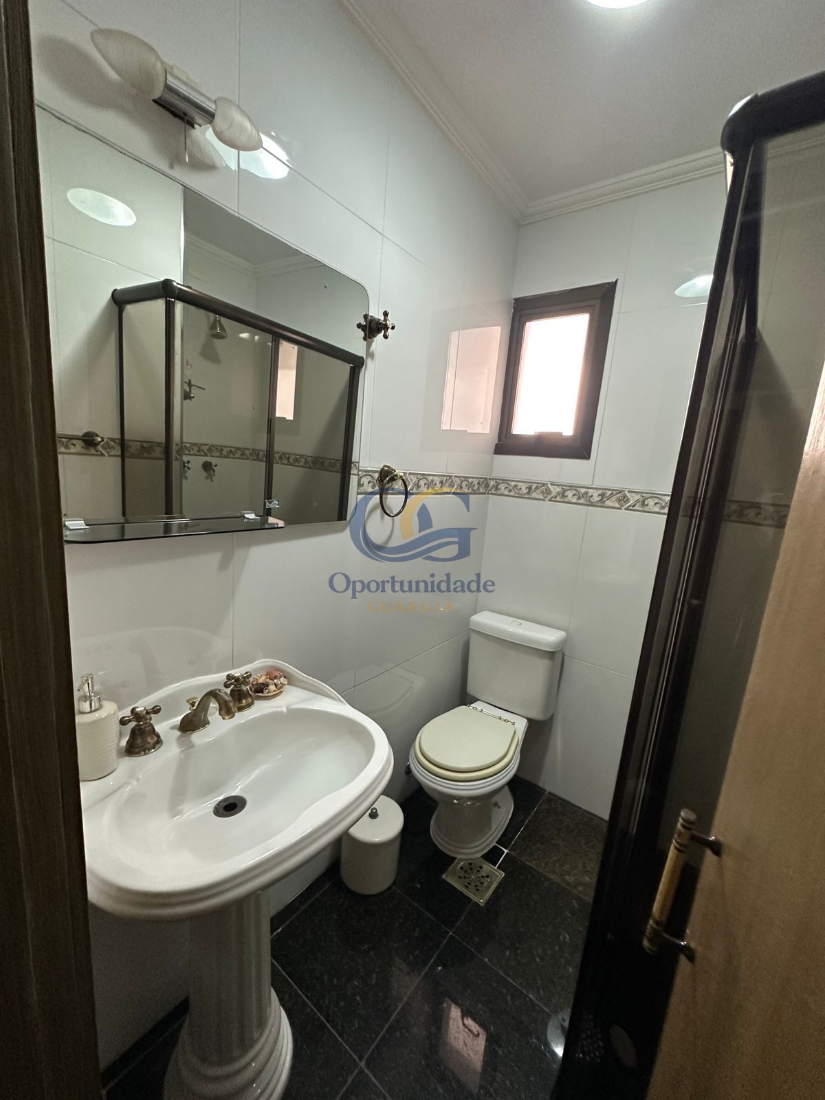 Apartamento na Praia das Pitangueiras, Guarujá - SP