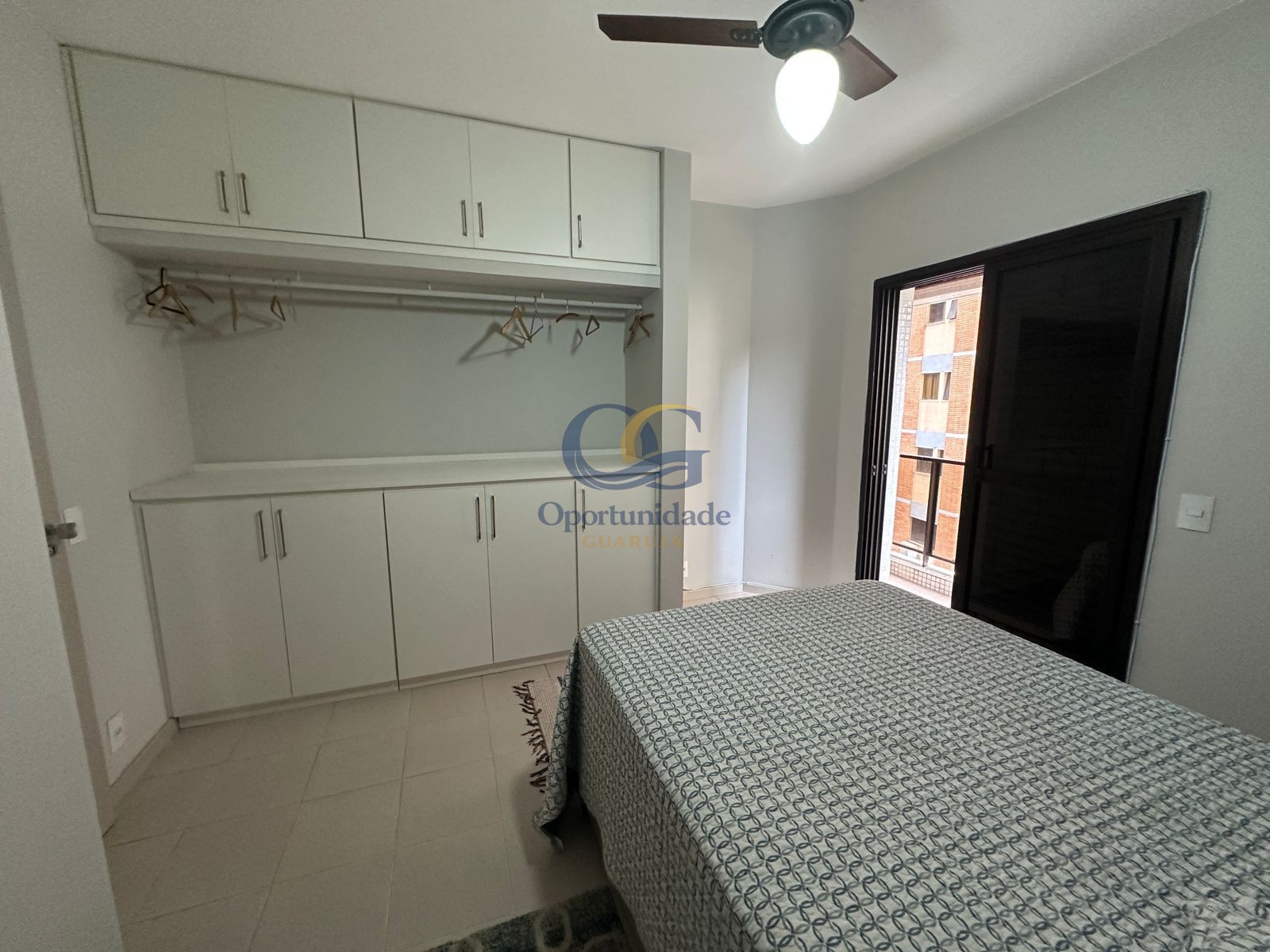 Apartamento na Praia das Pitangueiras, Guarujá - SP