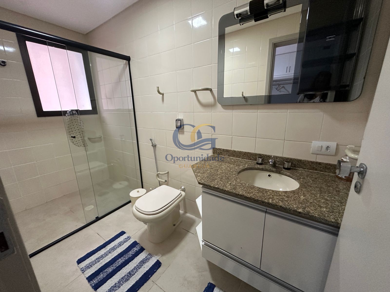Apartamento na Praia das Pitangueiras, Guarujá - SP