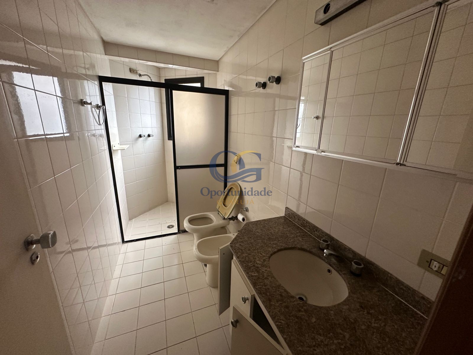 Apartamento na Praia das Pitangueiras, Guarujá - SP