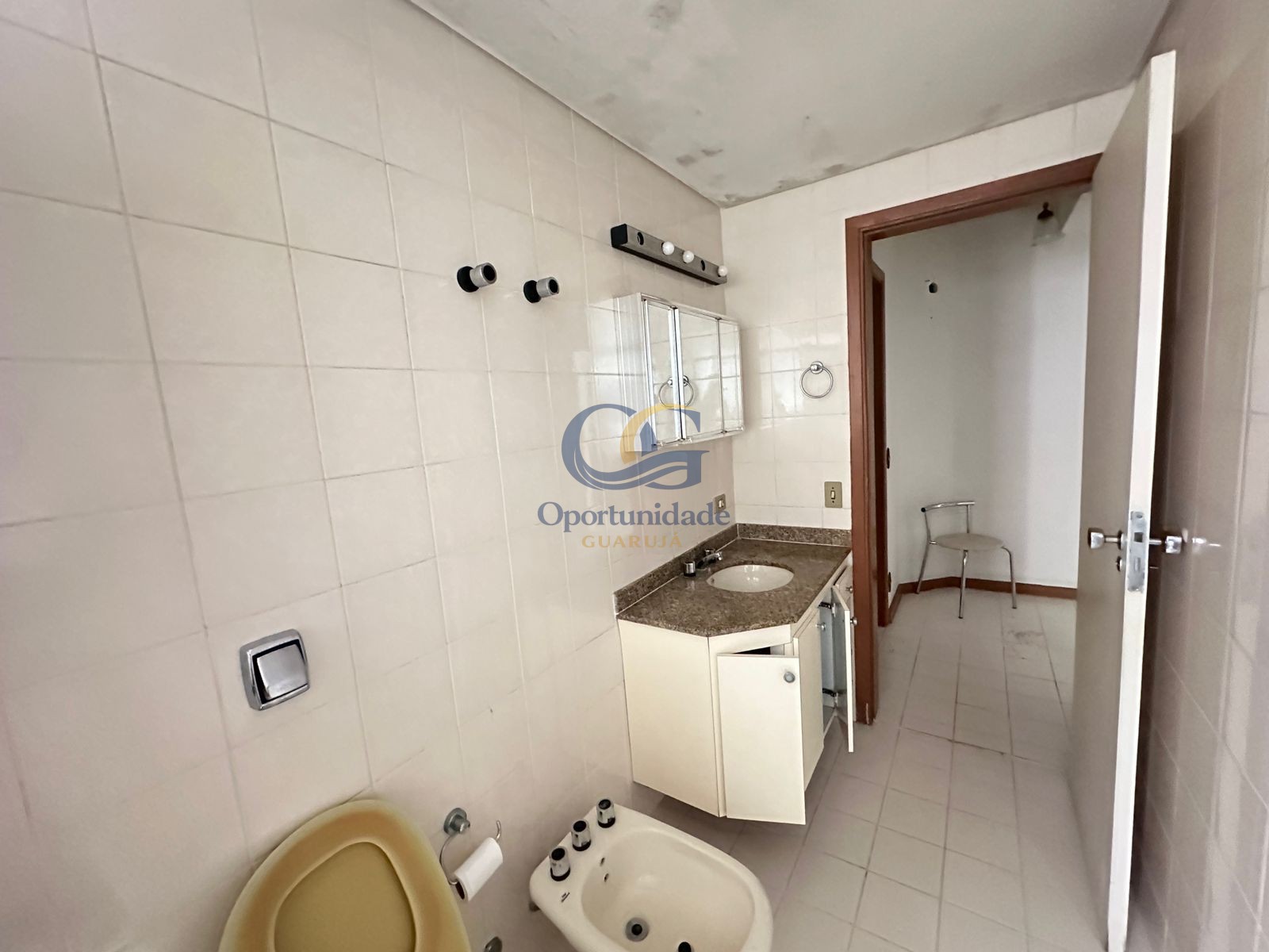 Apartamento na Praia das Pitangueiras, Guarujá - SP