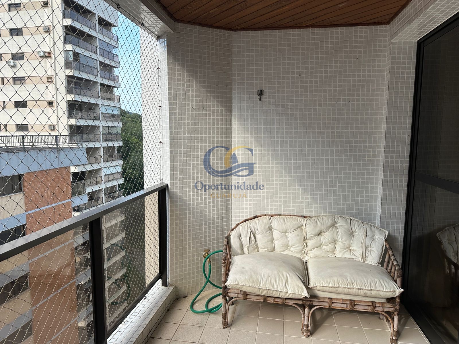 Apartamento na Praia das Pitangueiras, Guarujá - SP