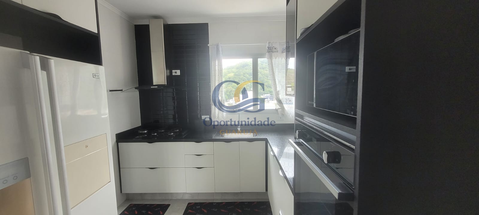 Apartamento na Praia das Pitangueiras, Guarujá - SP