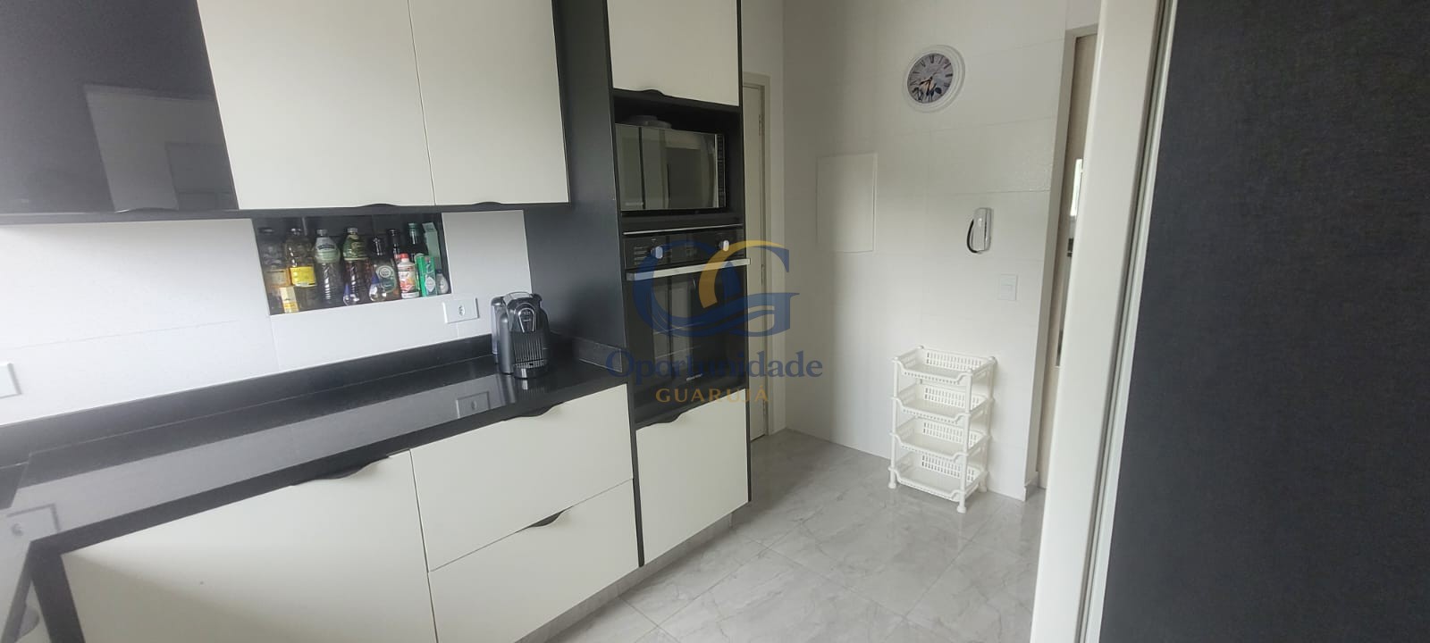 Apartamento na Praia das Pitangueiras, Guarujá - SP