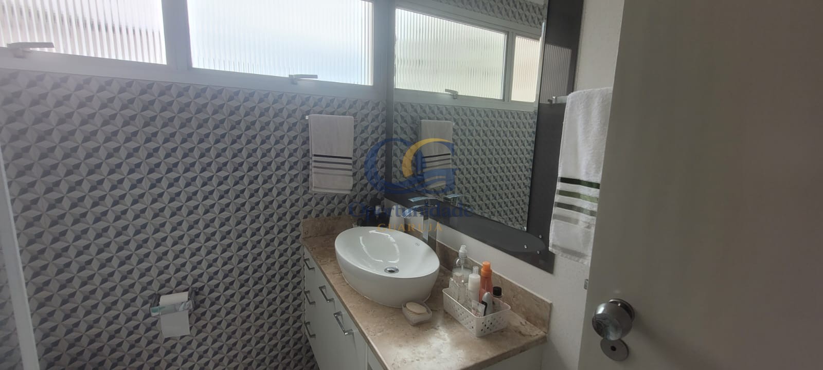Apartamento na Praia das Pitangueiras, Guarujá - SP