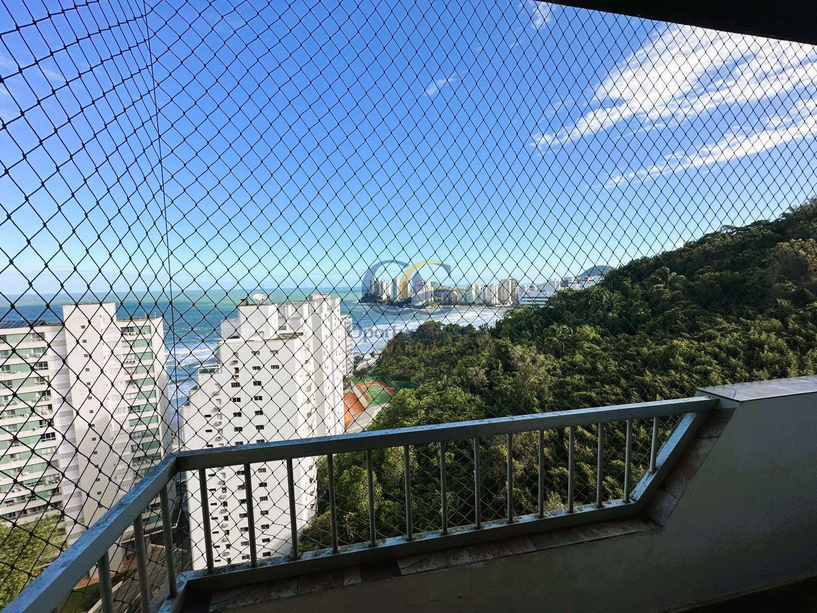 Apartamento na Praia das Pitangueiras, Guarujá - SP