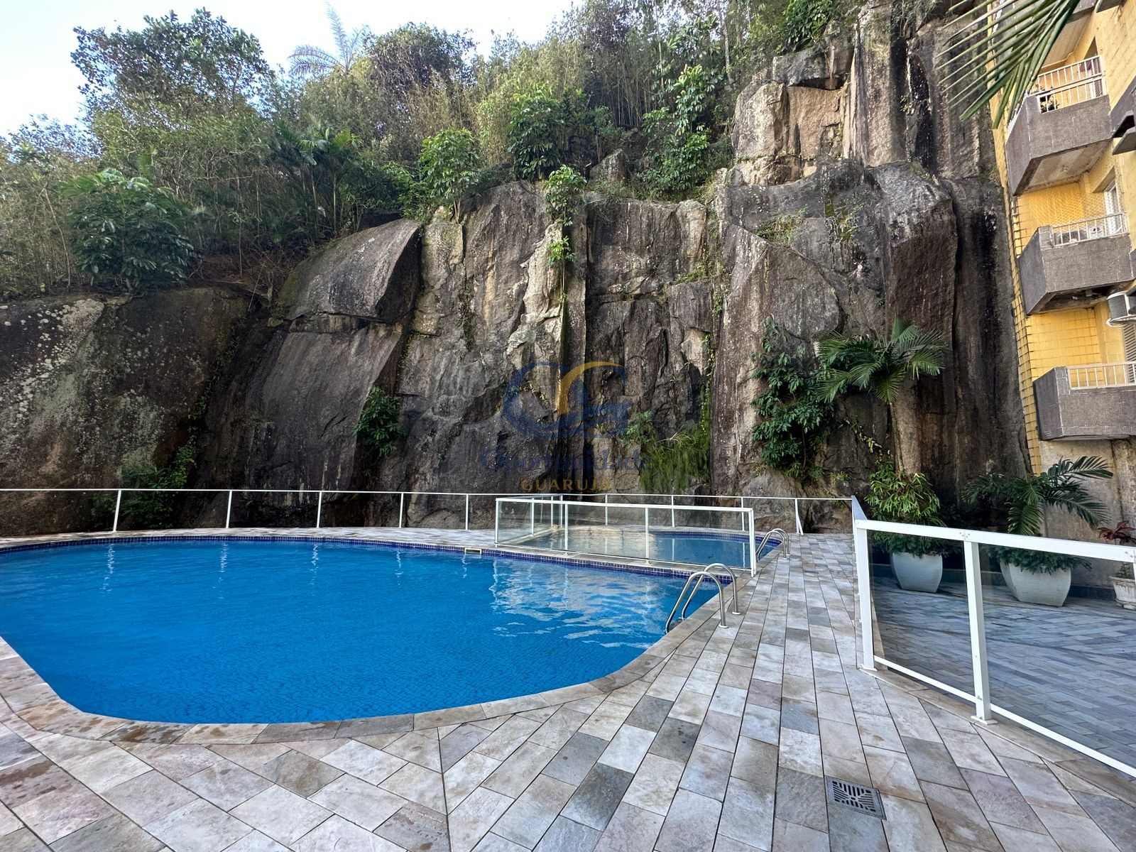 Apartamento na Praia das Pitangueiras, Guarujá - SP