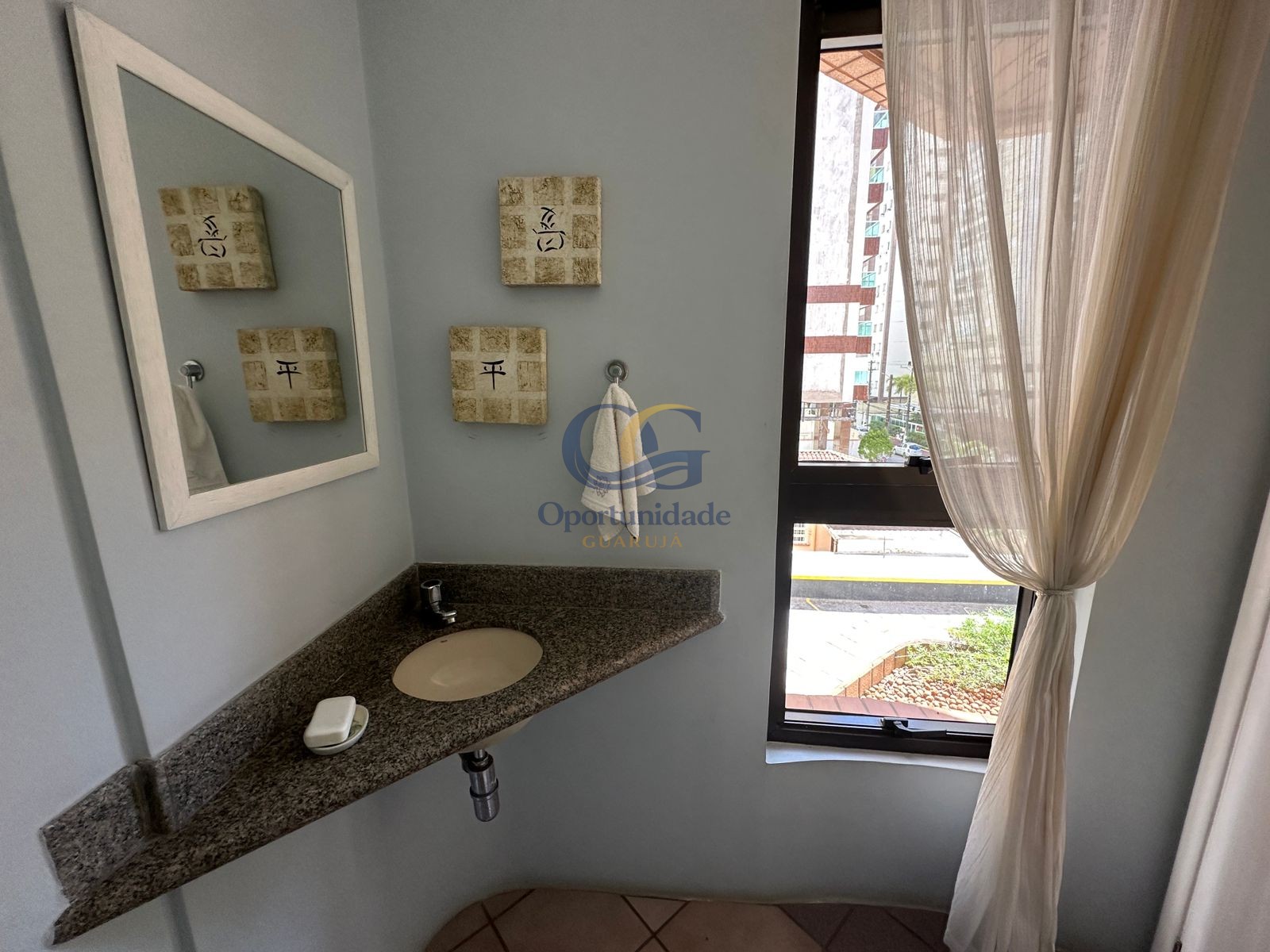 Apartamento na Praia das Pitangueiras, Guarujá - SP
